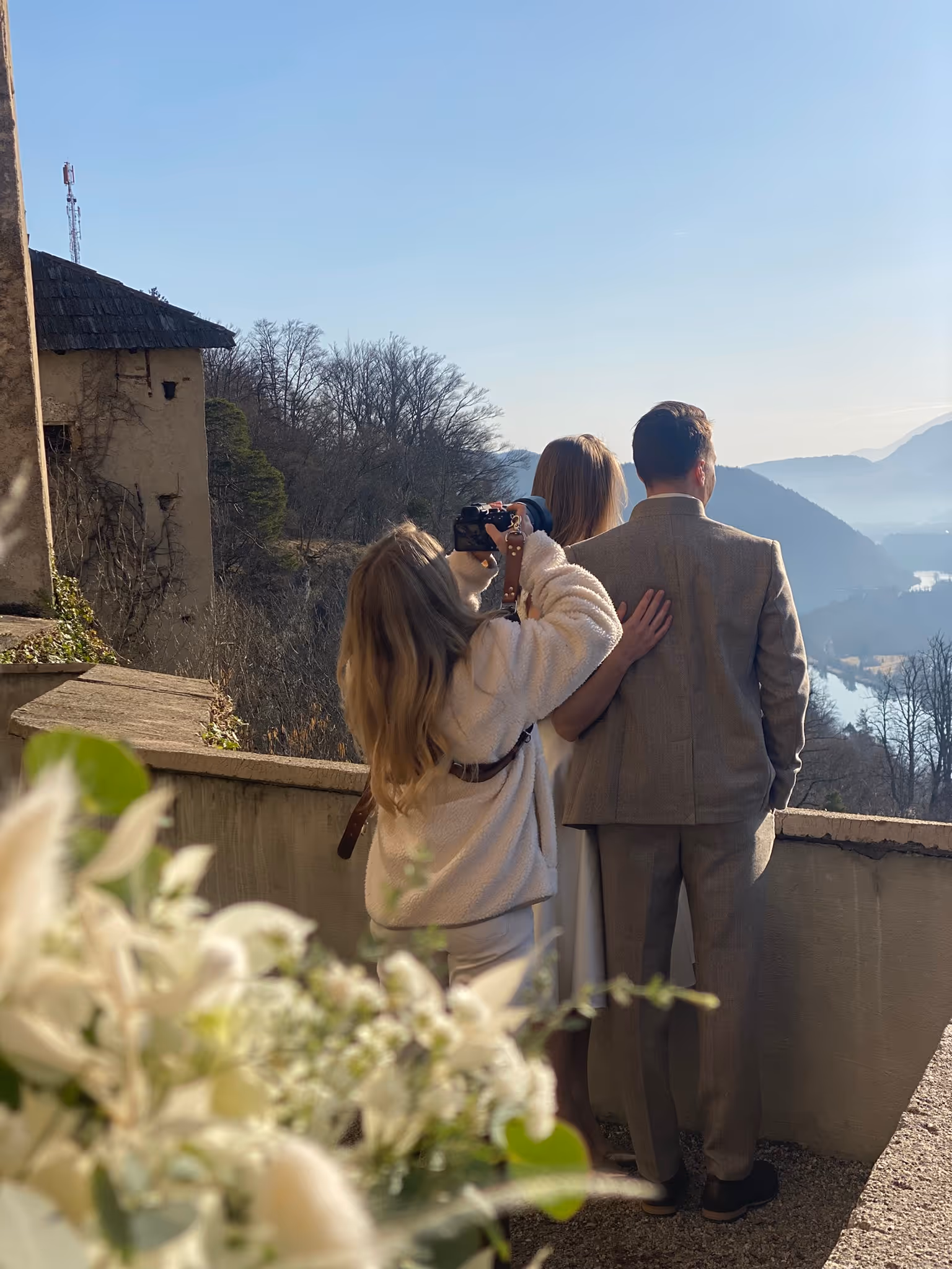 Fotografin fotografiert Hochzeitspaar auf der Hollenburg