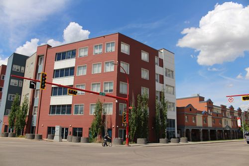 Grand Manor building exterior photo.