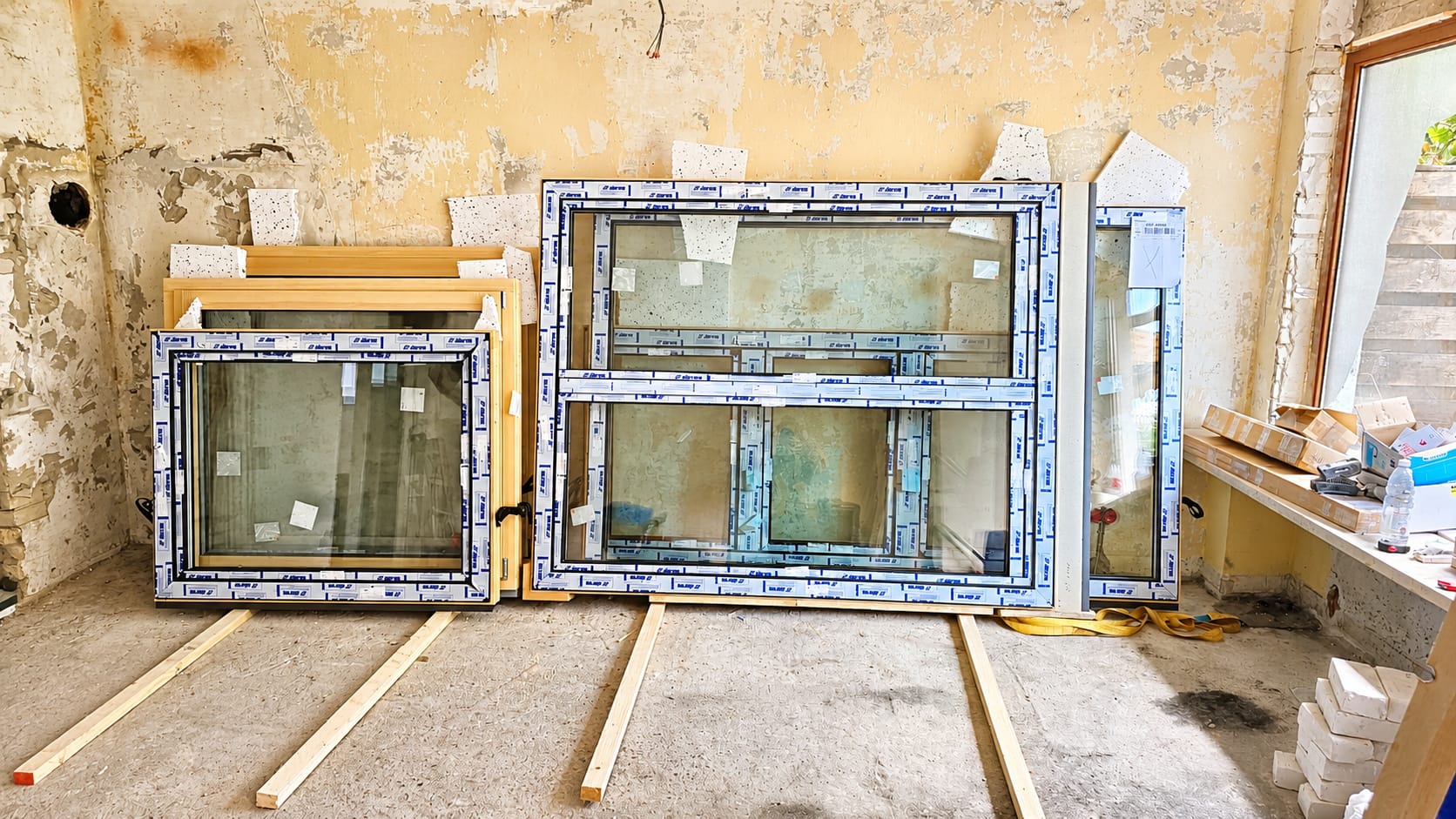 Neue Fenster bereit zum Austausch bei einer Sanierung in Hamburg