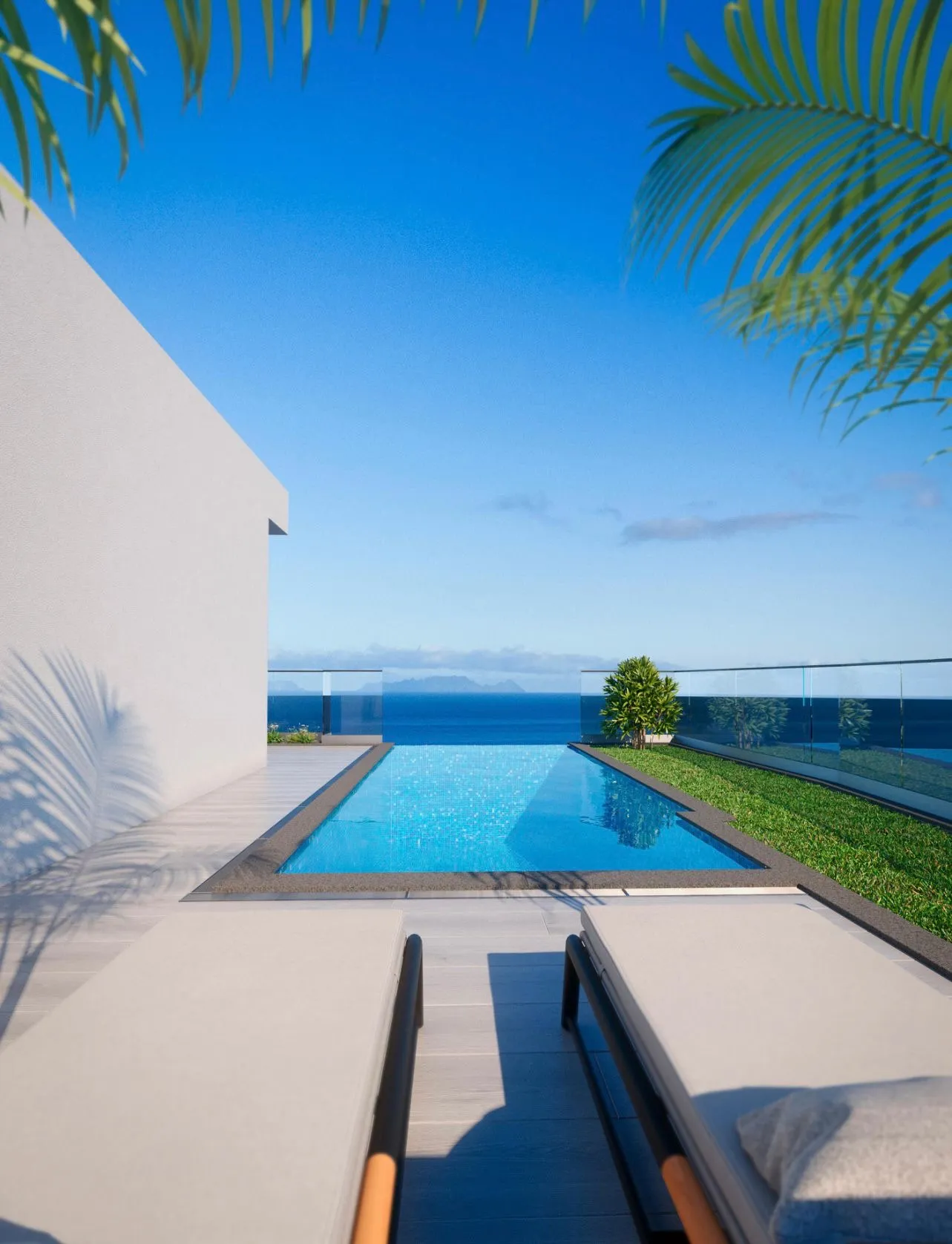 Private pool and sun deck of the Caniço villa facing the Atlantic
