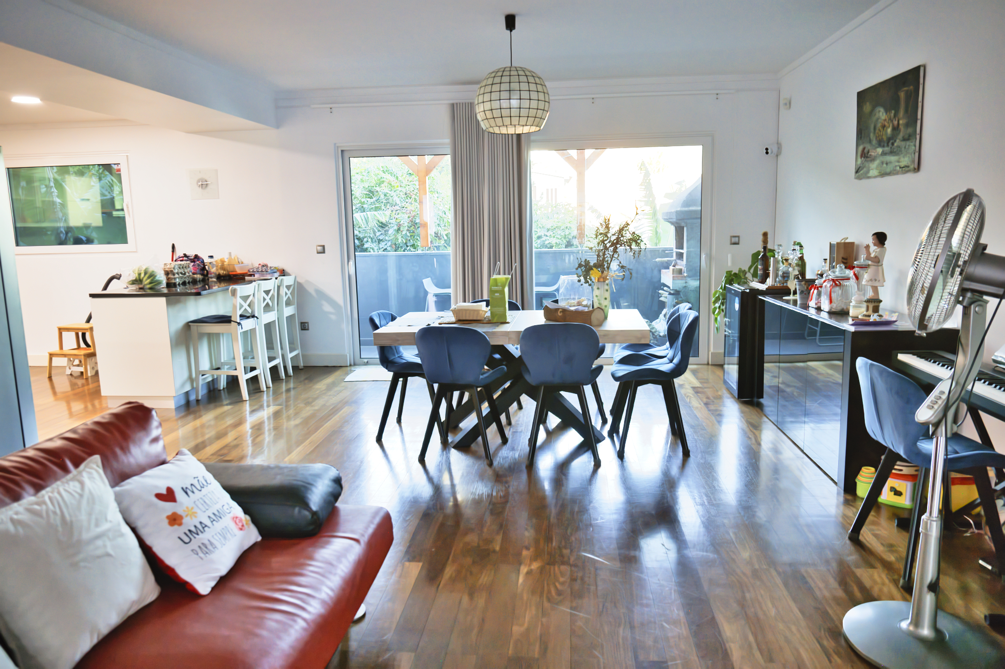 Kitchen with modern fitted units in the Funchal family home