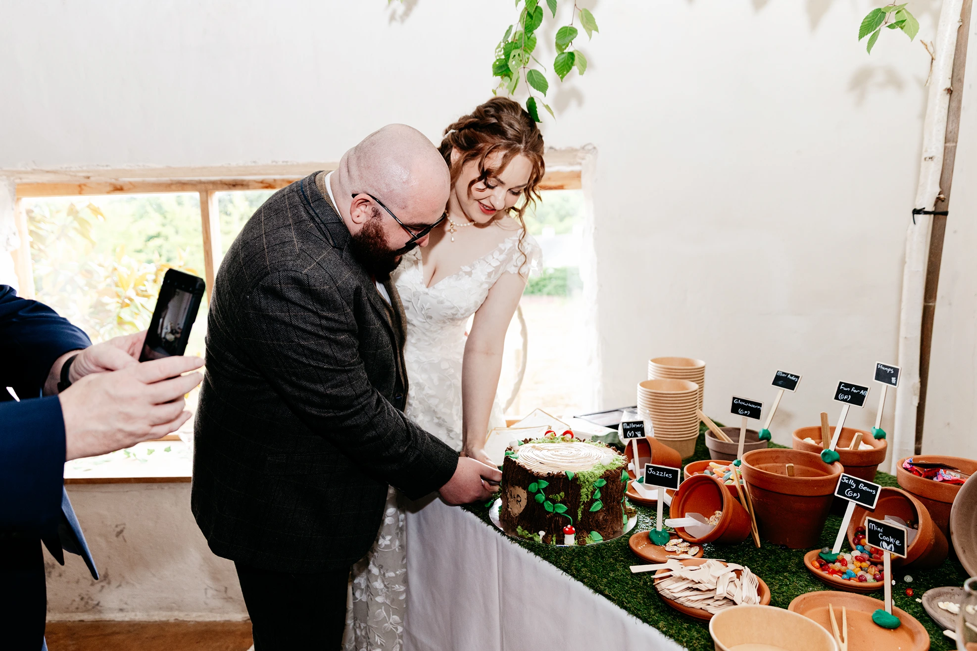 Things guests do that accidentally ruin photos (and how to avoid them)