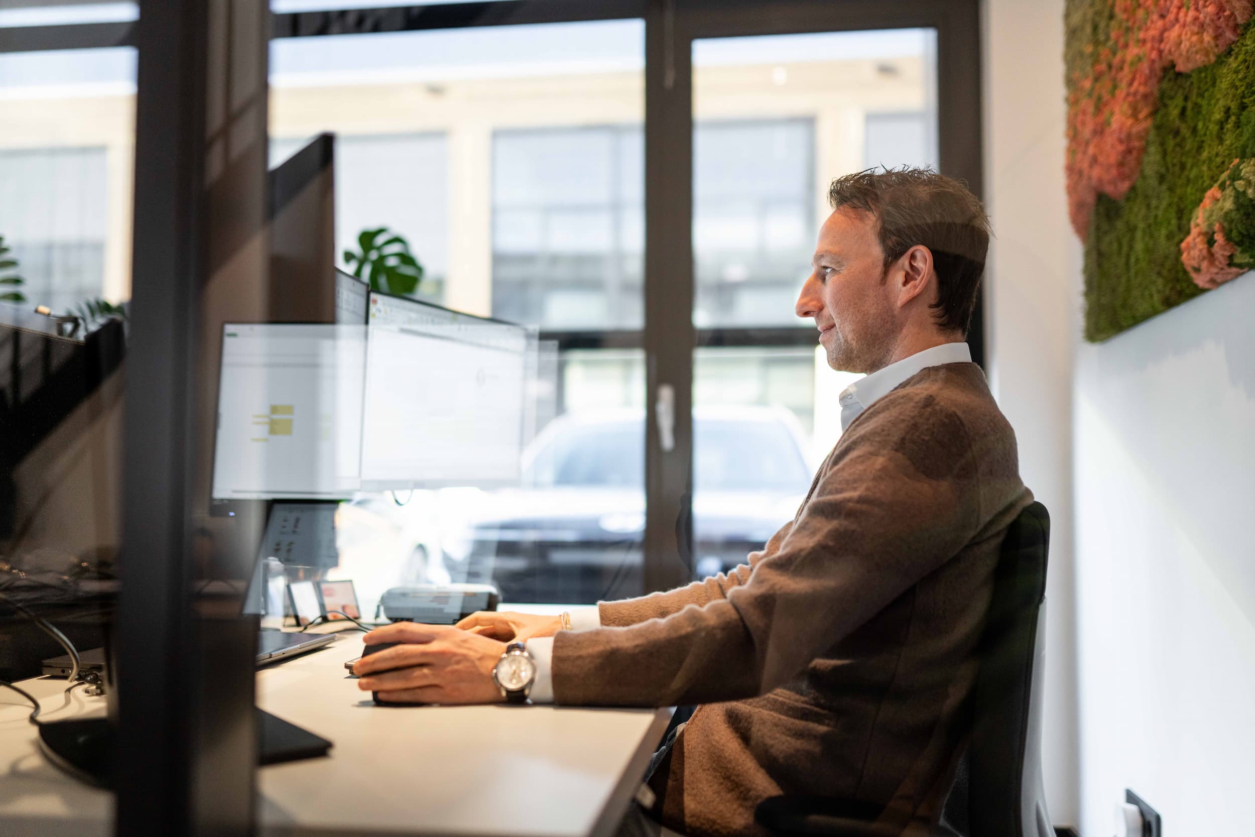 Auditor van MOOS geconcentreerd aan het werk