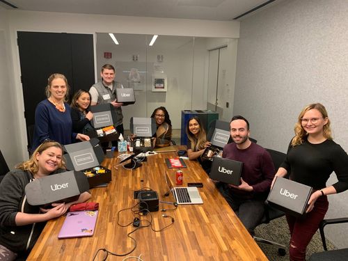 Coworking za startape u Beogradu – tim mladih preduzetnika na sastanku u zajedničkom radnom prostoru.