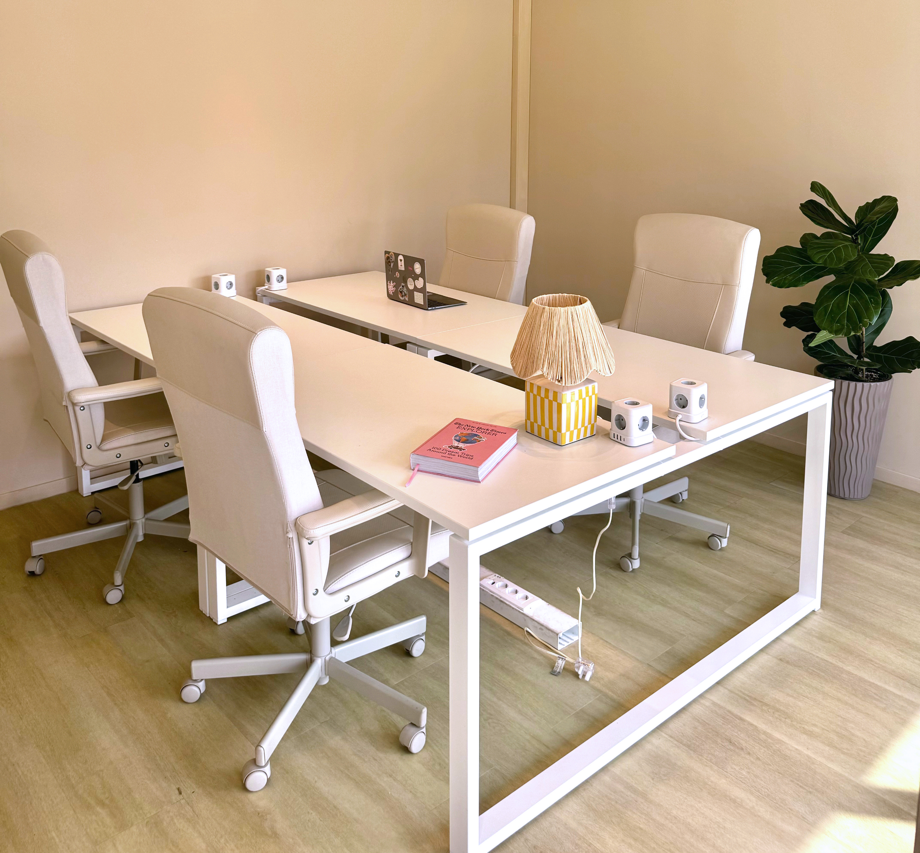 Srednja sala za sastanke u Haos Terazije coworking prostoru – pogodna za startup sastanke i poslovne razgovore.