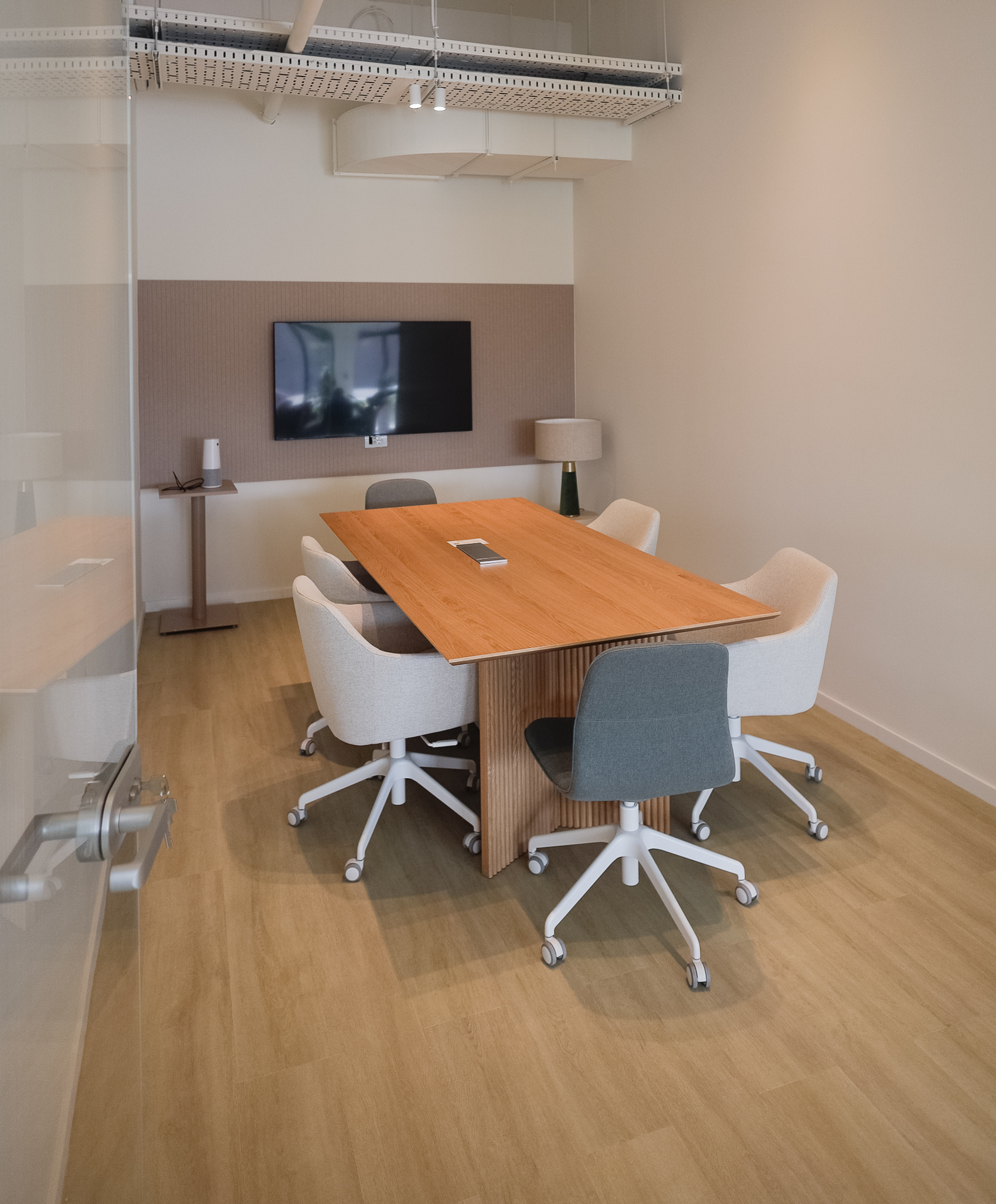 Srednja sala za sastanke u Haos Terazije coworking prostoru – pogodna za startup sastanke i poslovne razgovore.