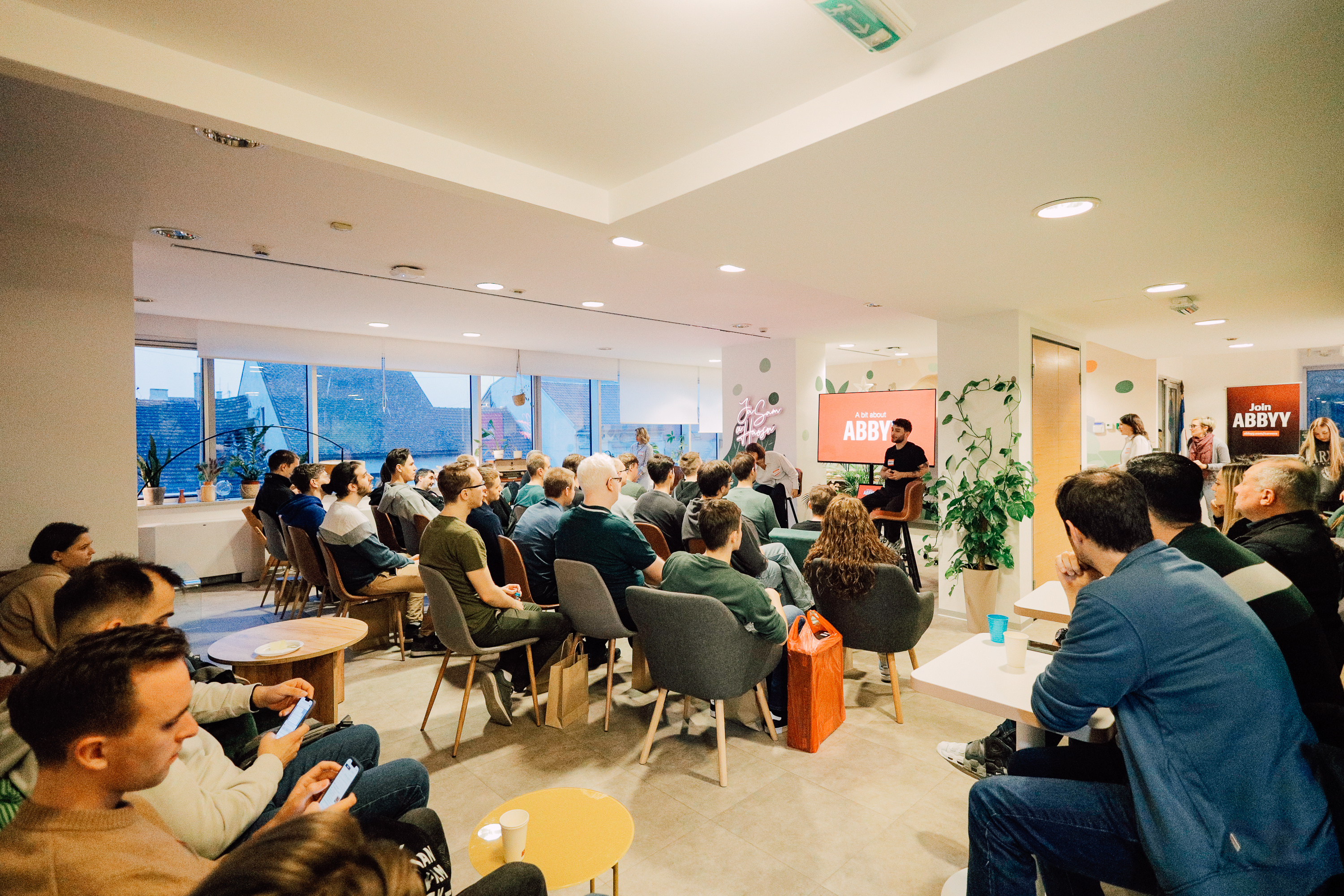 Učesnici događaja na panelu u coworking prostoru Beograd – razgovaraju i postavljaju pitanja u interaktivnom okruženju.