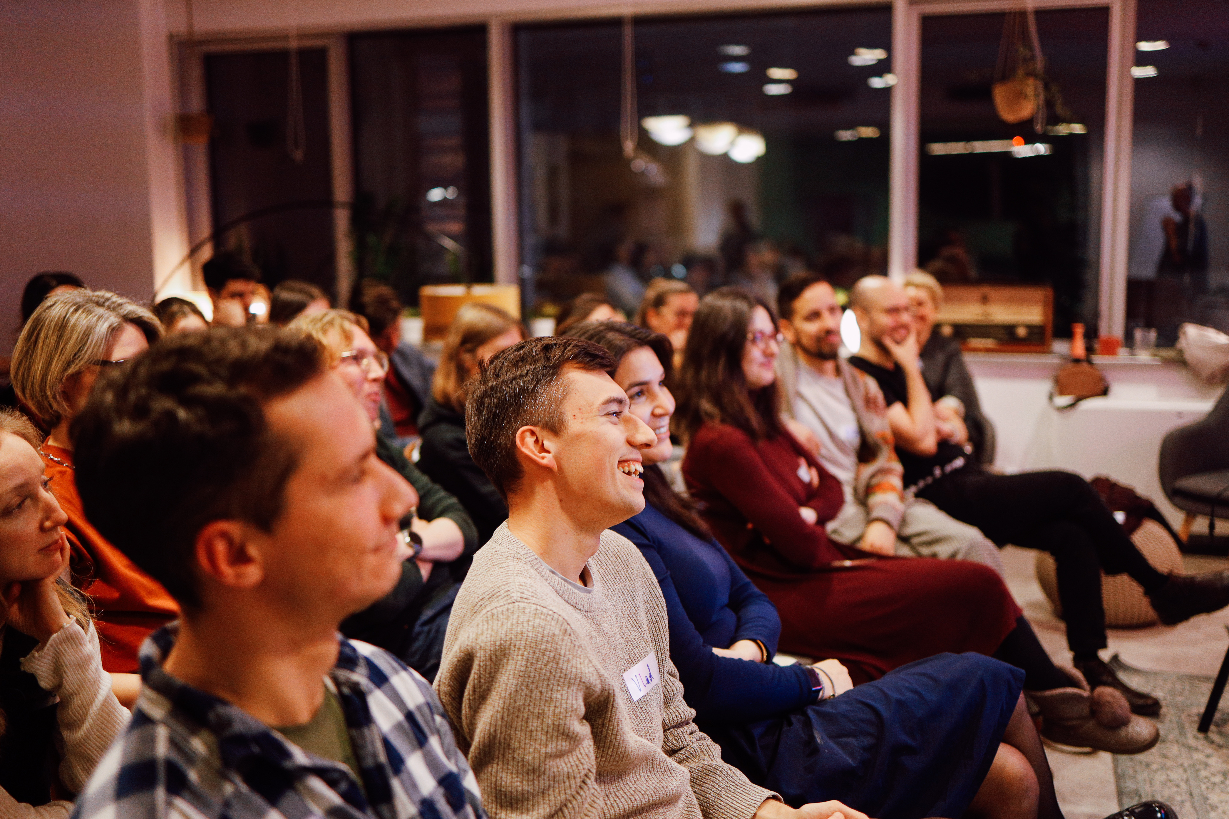 Poslovno okupljanje na događaju u Haos Terazije coworking prostoru – ljudi se okupljaju oko stola i razmenjuju poslovne ideje.