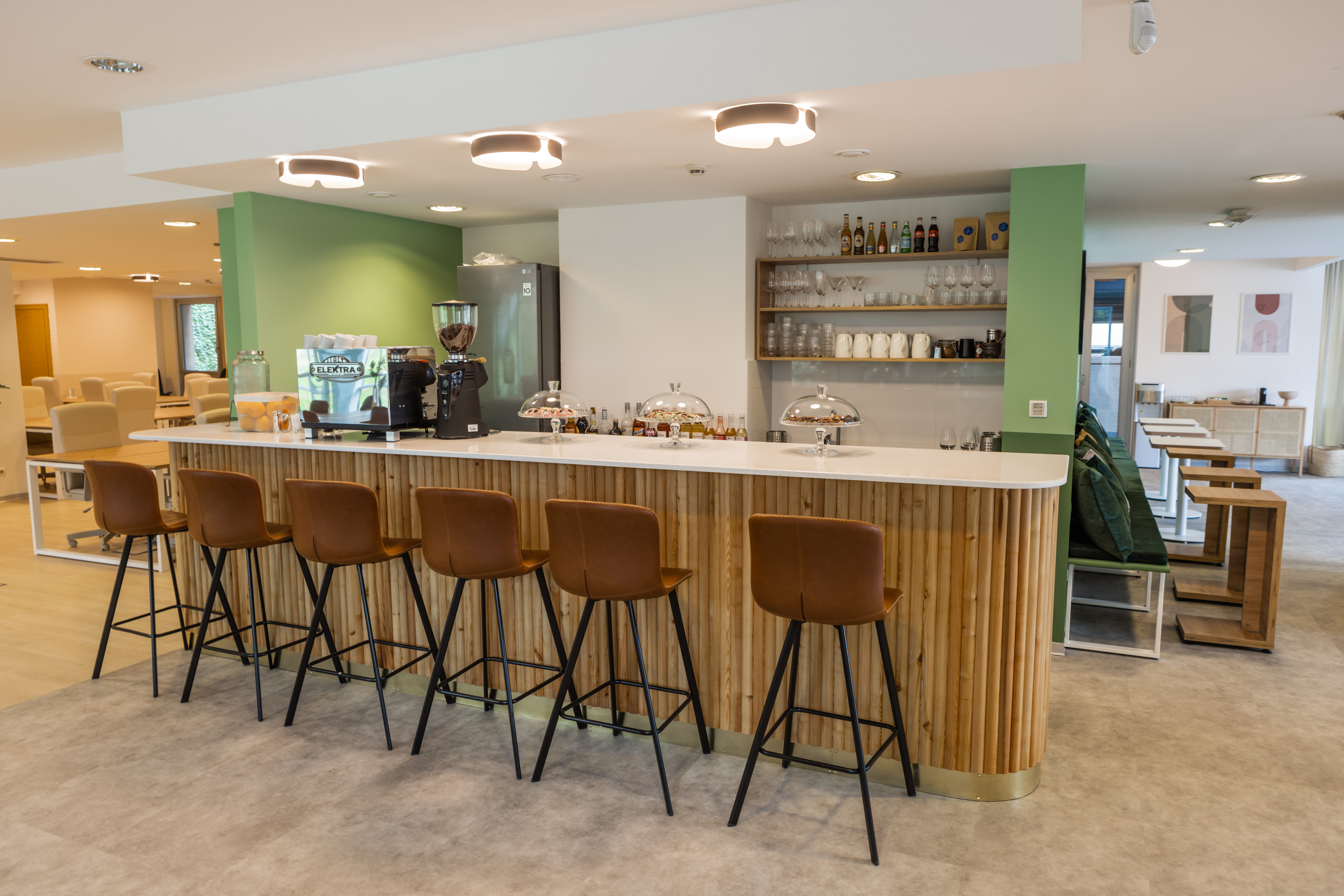 Predavanje u coworkingu – govornik objašnjava temu grupi ljudi u inspirativnom radnom okruženju.