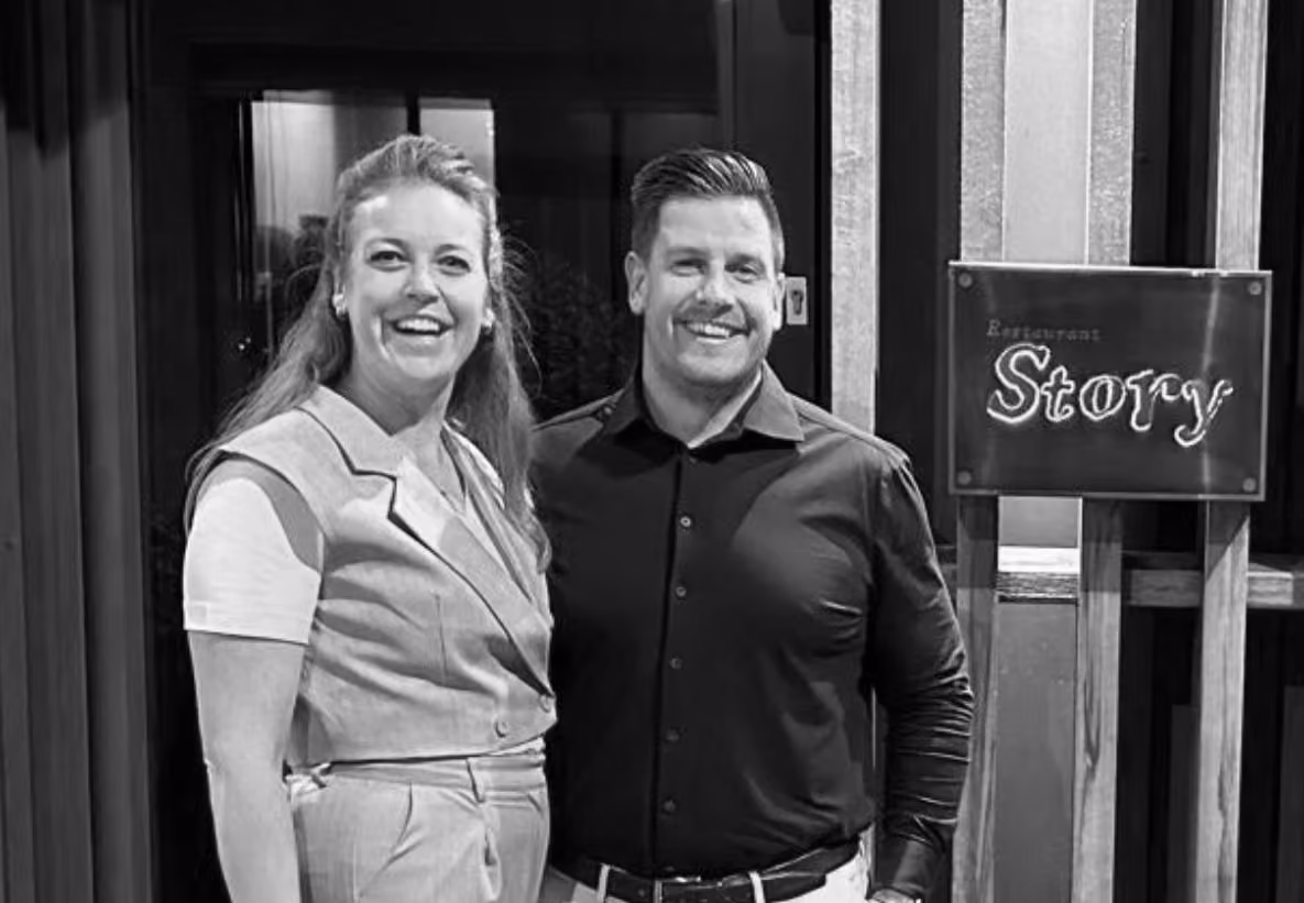Pieter en Miranda poseren voor een gevel van een restaurant.