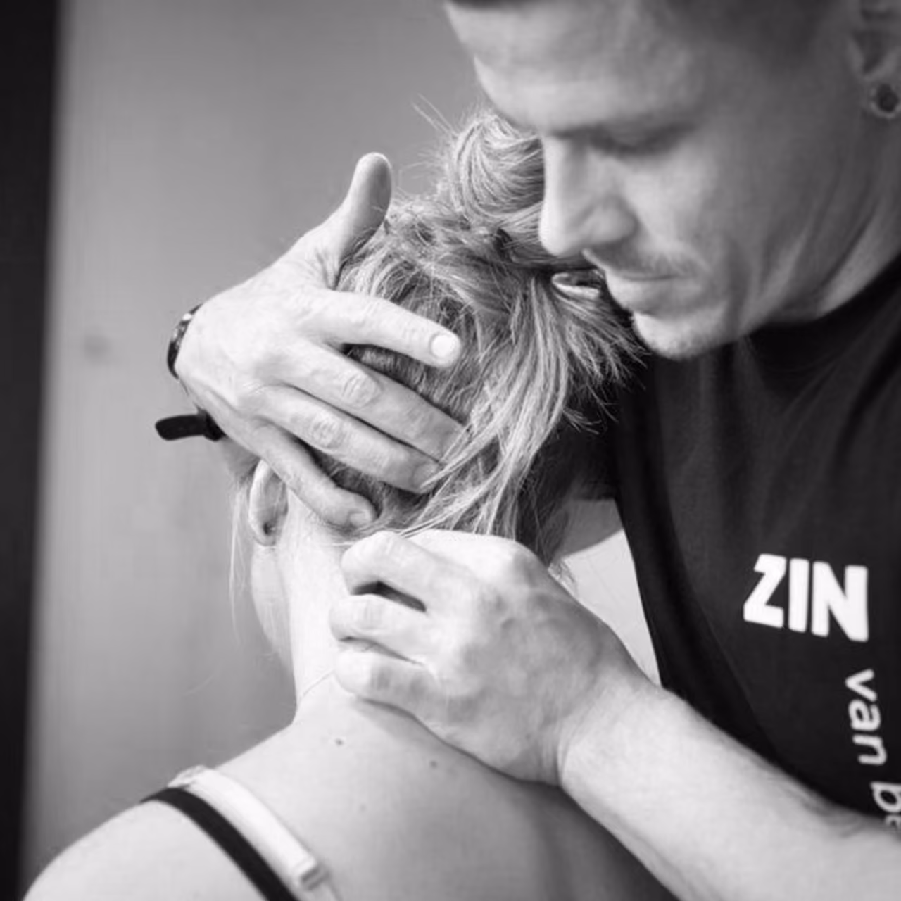 Fysiotherapeut van Zin Fysiotherapier doet een behandeling bij een patient haar nek.