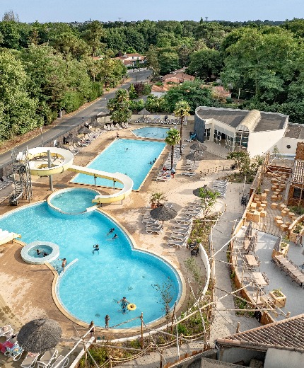 Vue aeriienne de la piscine du camping au bois des biches