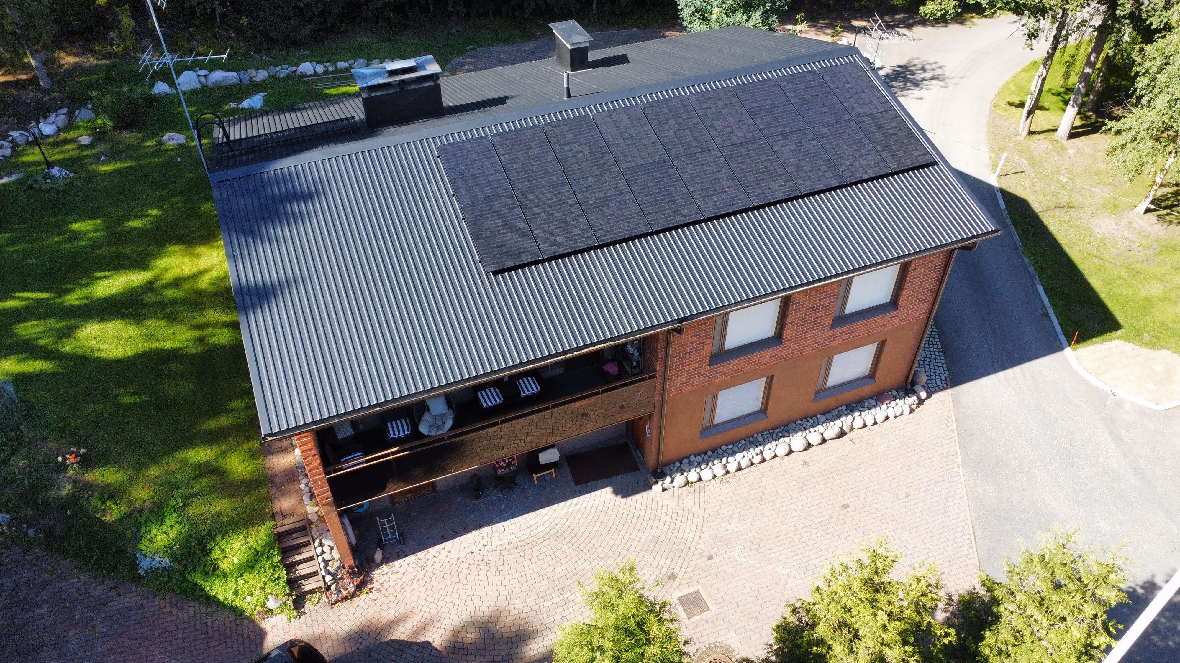 Mustat N-Tyypin aurinkopaneelit Rauli-kiinnikkeillä asennettuna Aurinkotekniikan toimesta