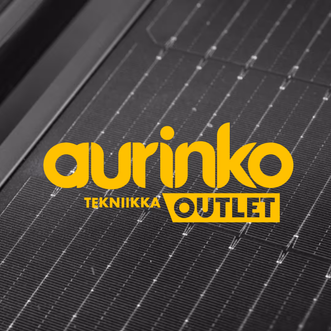 Aurinkotekniikka outlet logo aurinkopaneelin päällä