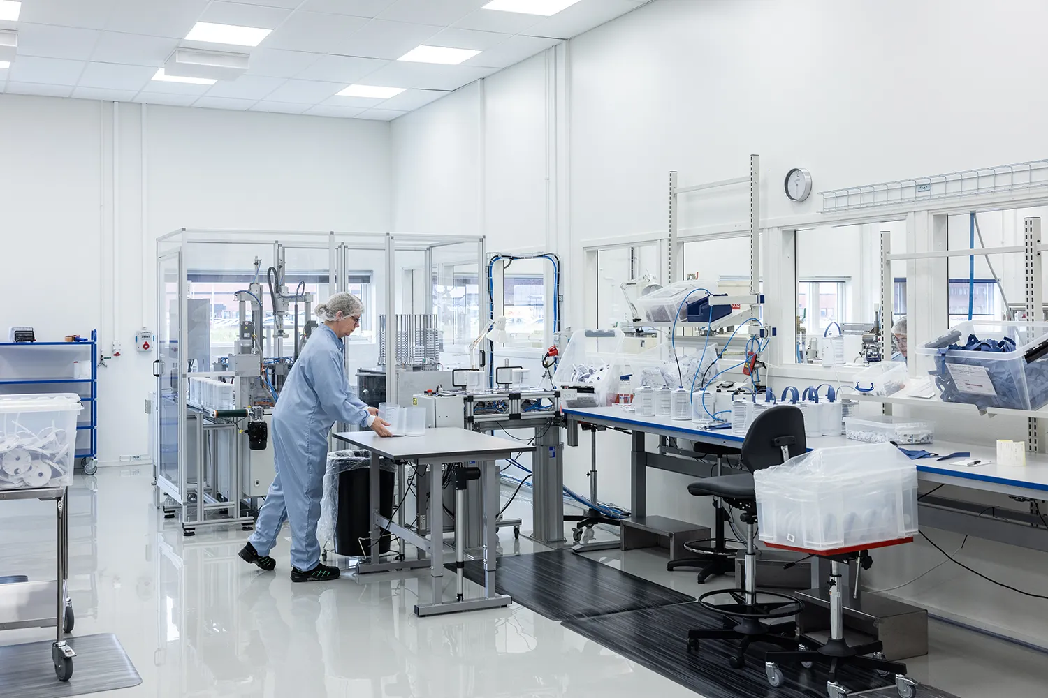 Tillverkning av en ingående produkt till systemet Navina. Produkten fylls med vätska och förser sedan hela systemet med vätska. Systemet levereras från Specialplast Wensbos kund till sjukvården i stora delar av världen. Foto: Specialplast Wensbo
