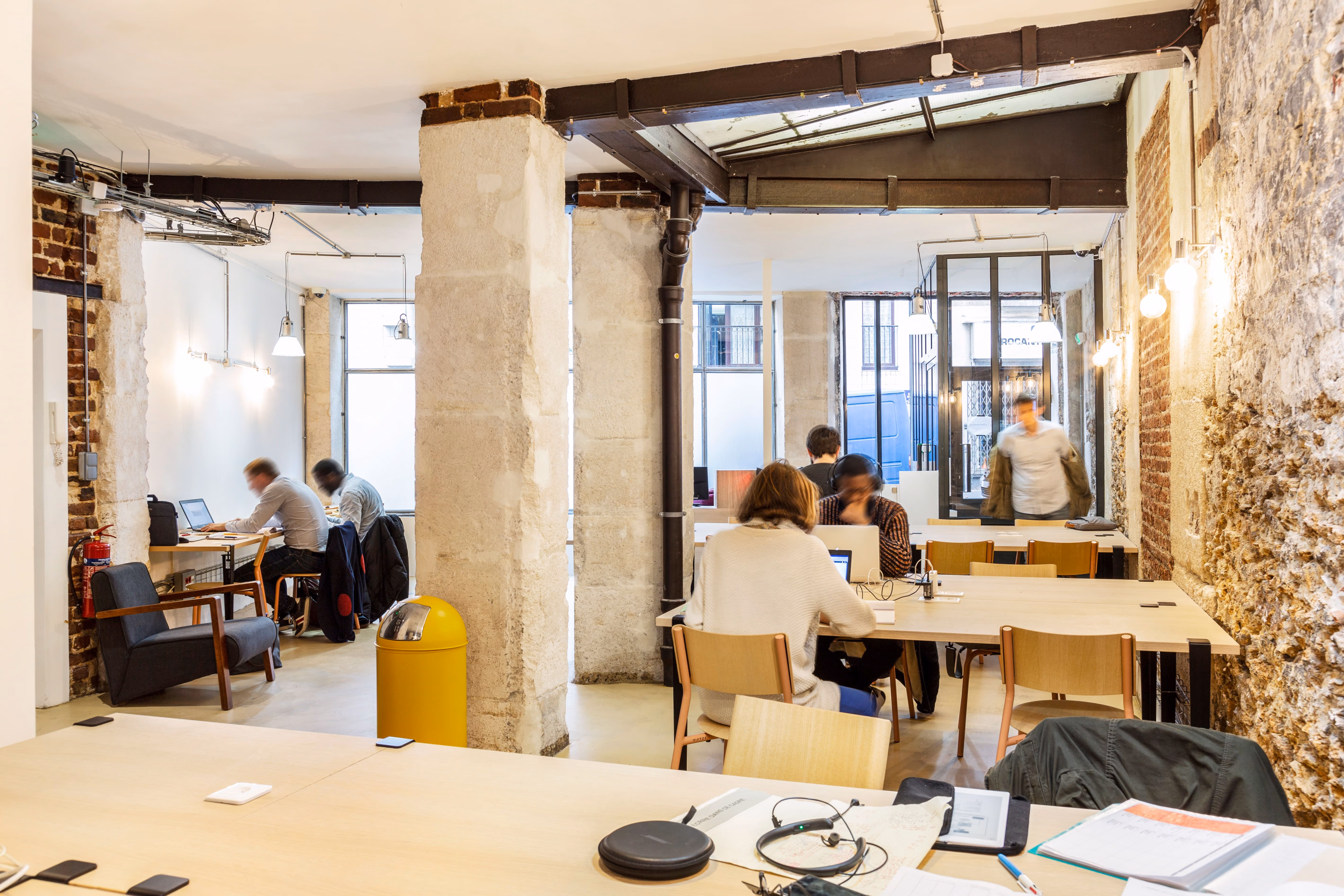 Groupe au travail salle principale coworking