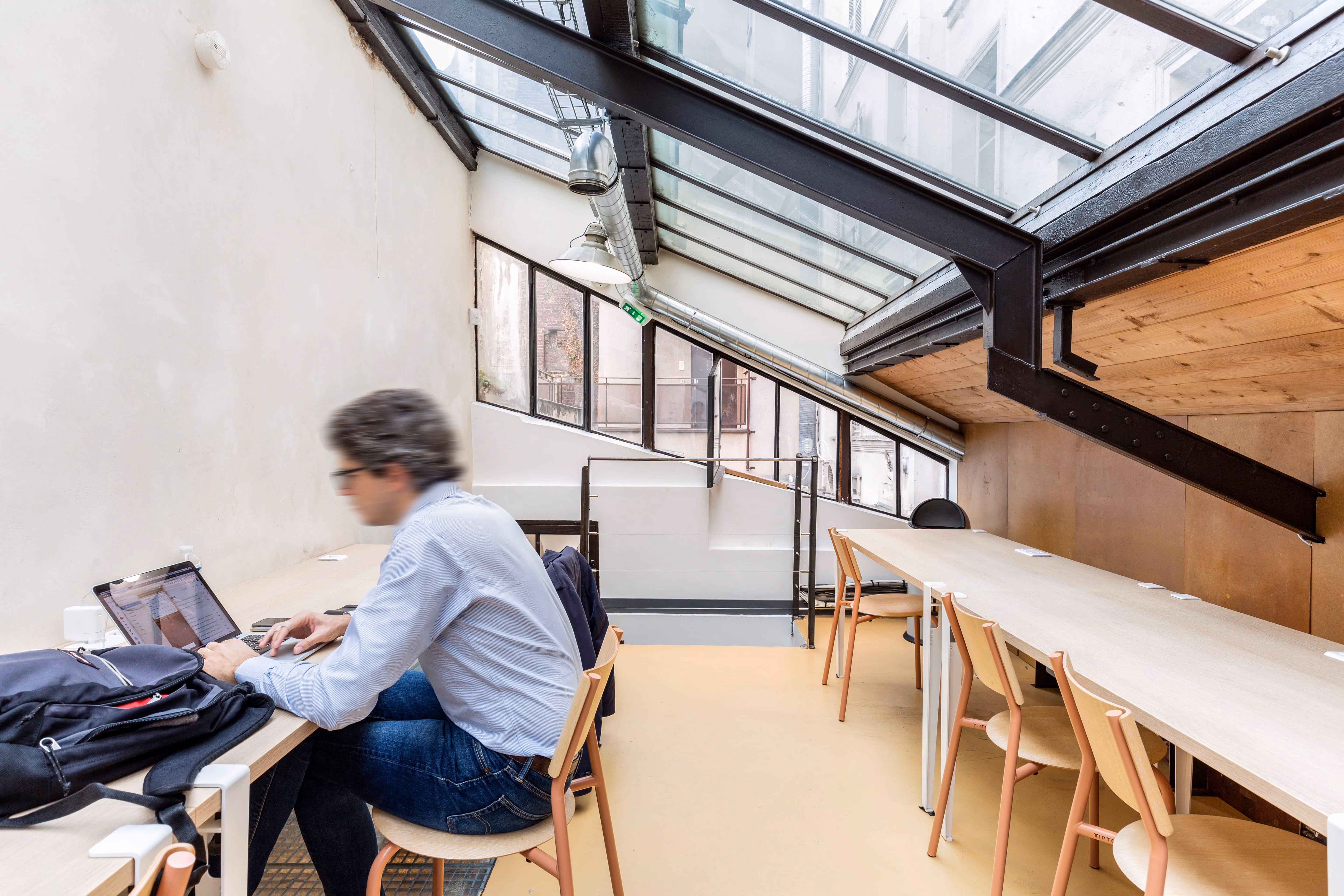 Personne au travail sous verrière