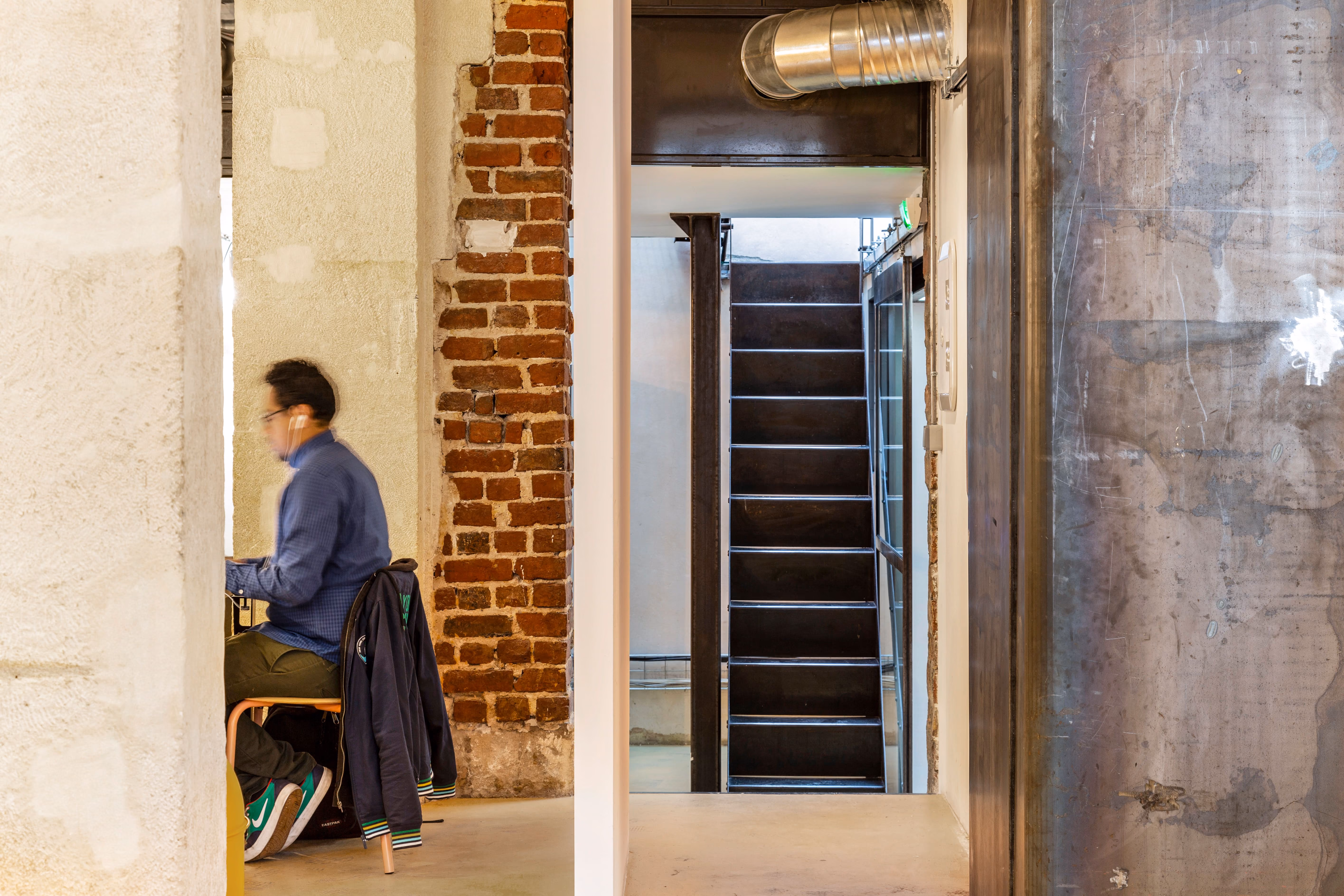 Vue escalier salle de coworking