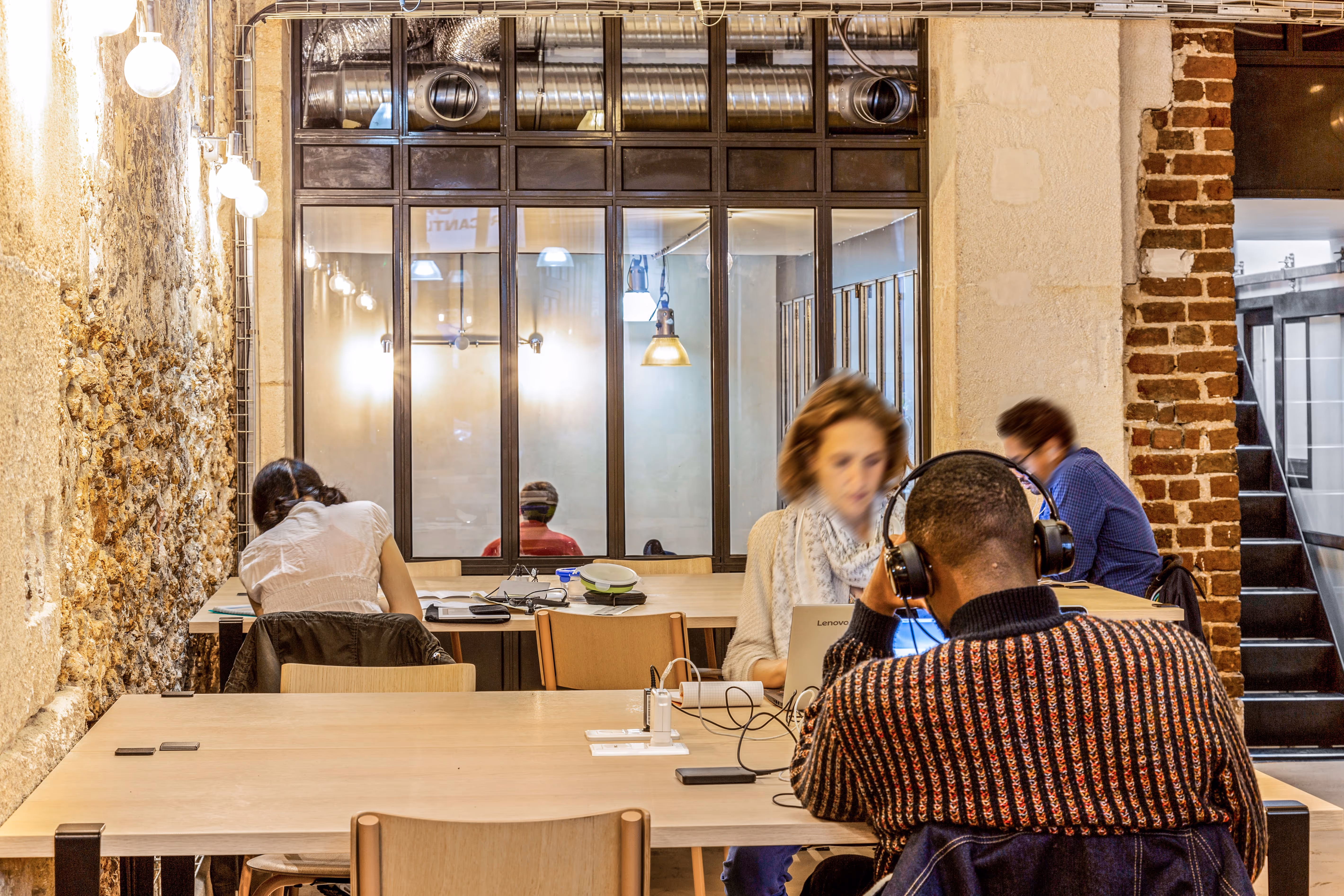 Vue rapproché personnes au travail