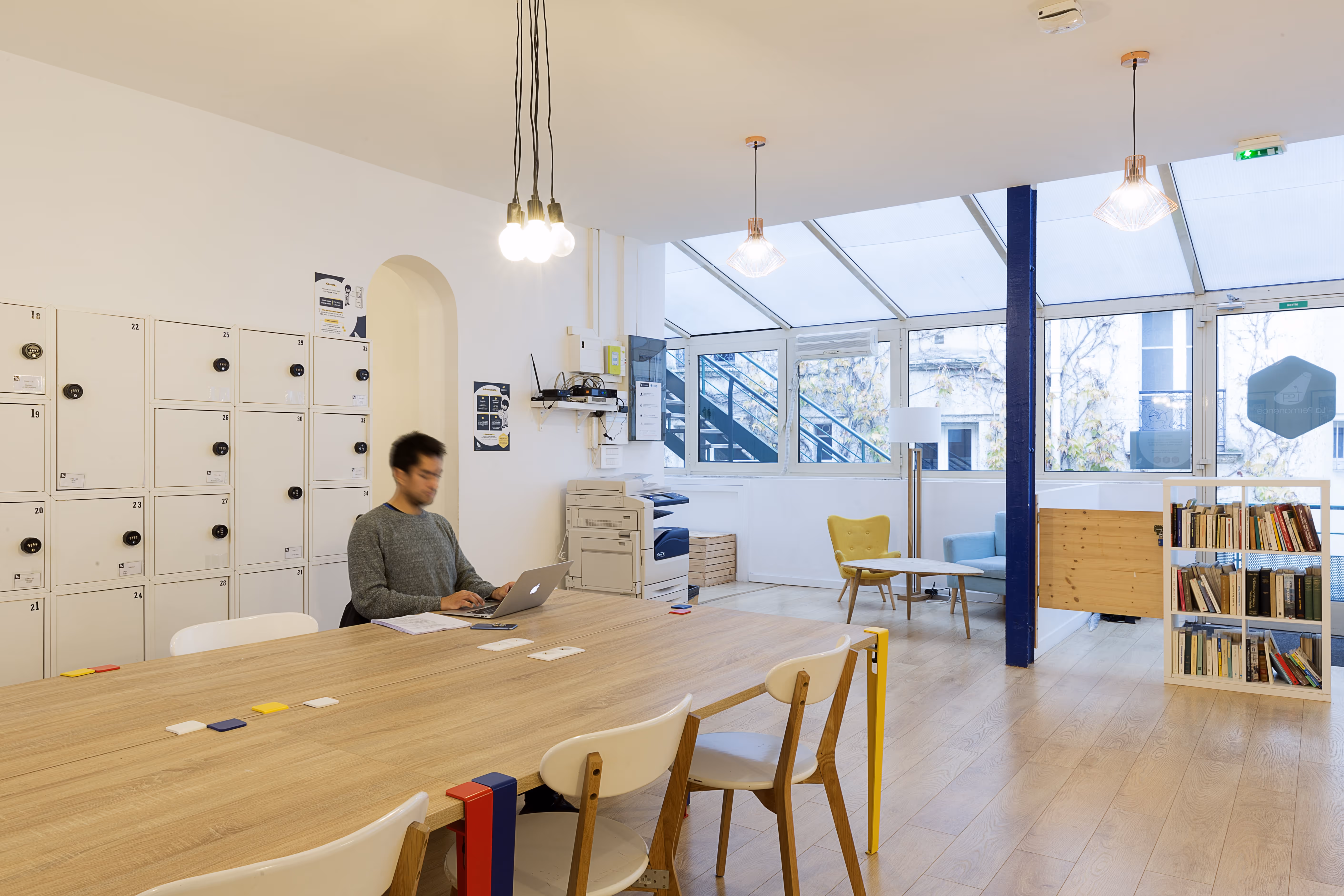Personne seule devant son ordinateur pour travailler