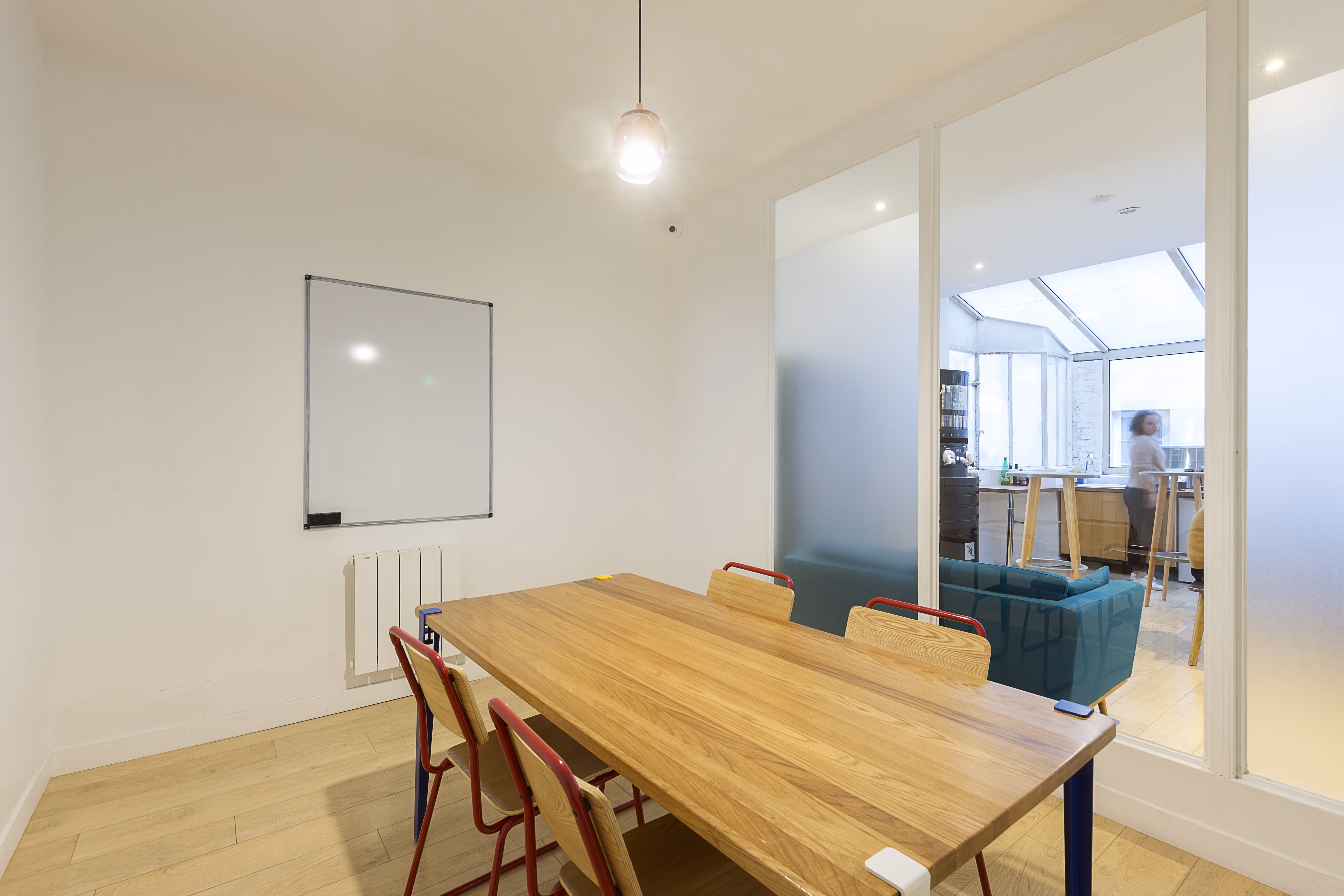 Salle de réunion avec tableau velleda