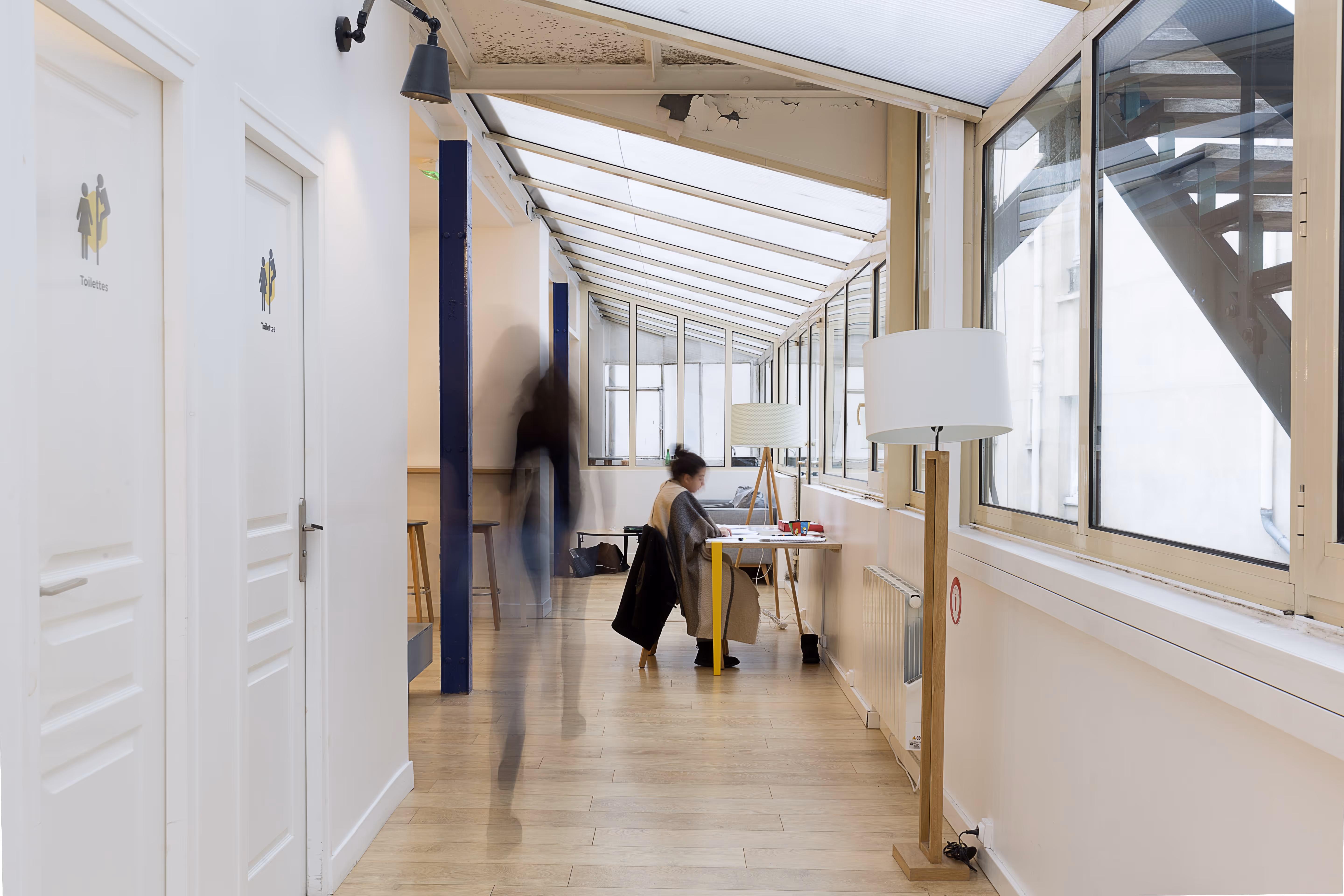 Personne seule au travail à son bureau