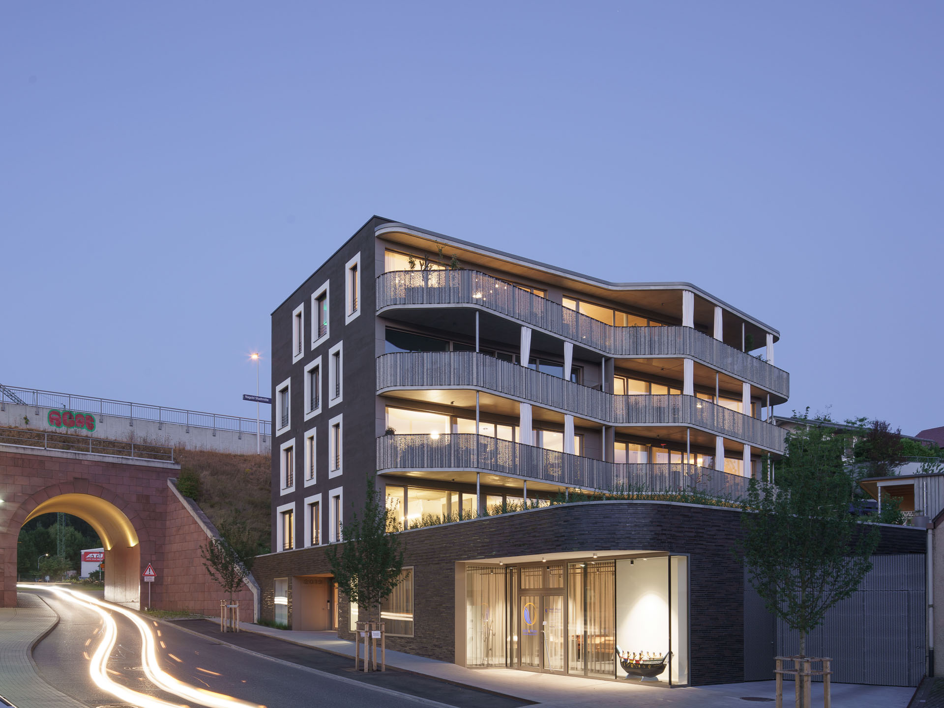 Ein von uns entwickeltes Gebäude bei Dämmerung.