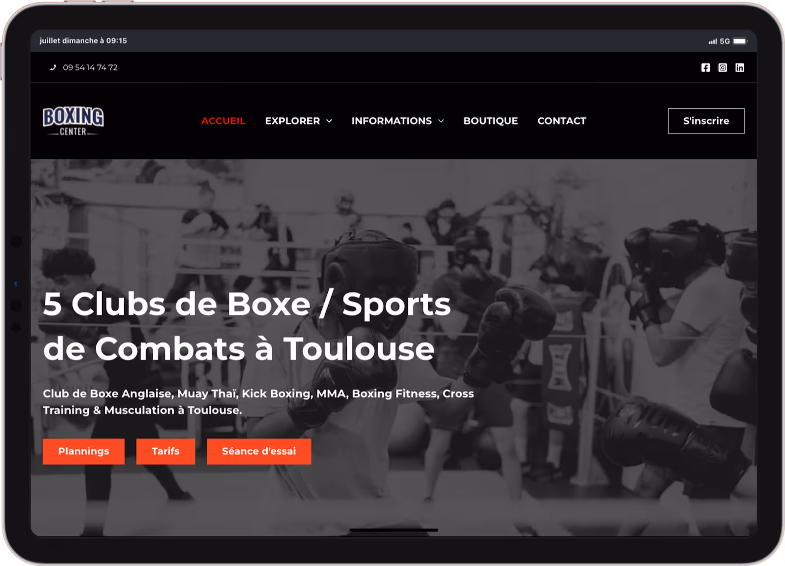 Un site web sur tablette affiche la page d'une salle de boxe avec une image en niveaux de gris de combattants en tenue de combat. Mots-clés : boxe, entraînement, Toulouse.
