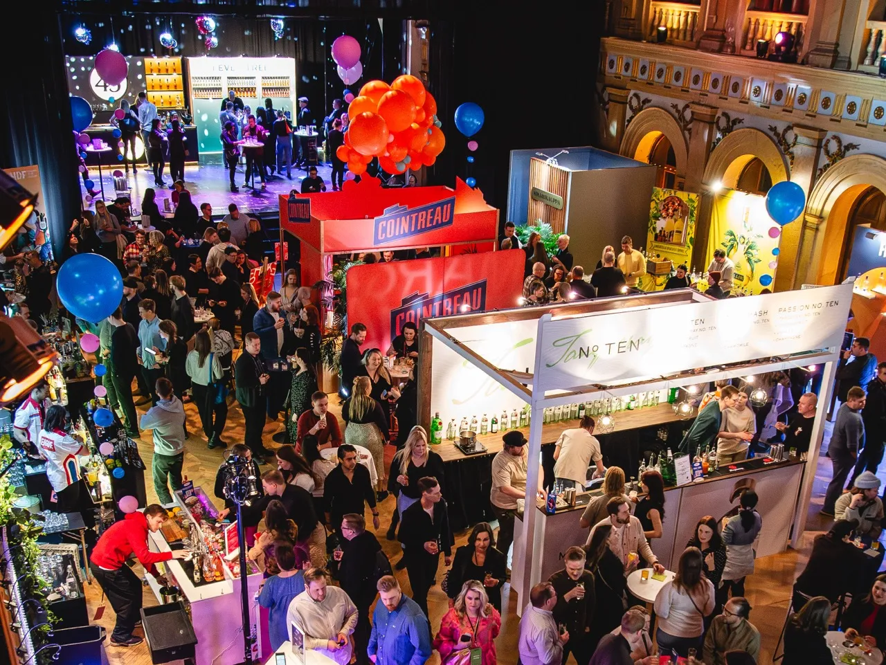Helsinki Drink Festival -tapahtuma Vanhalla ylioppilastalolla, Cointreau-osasto ja tanssiva yleisö