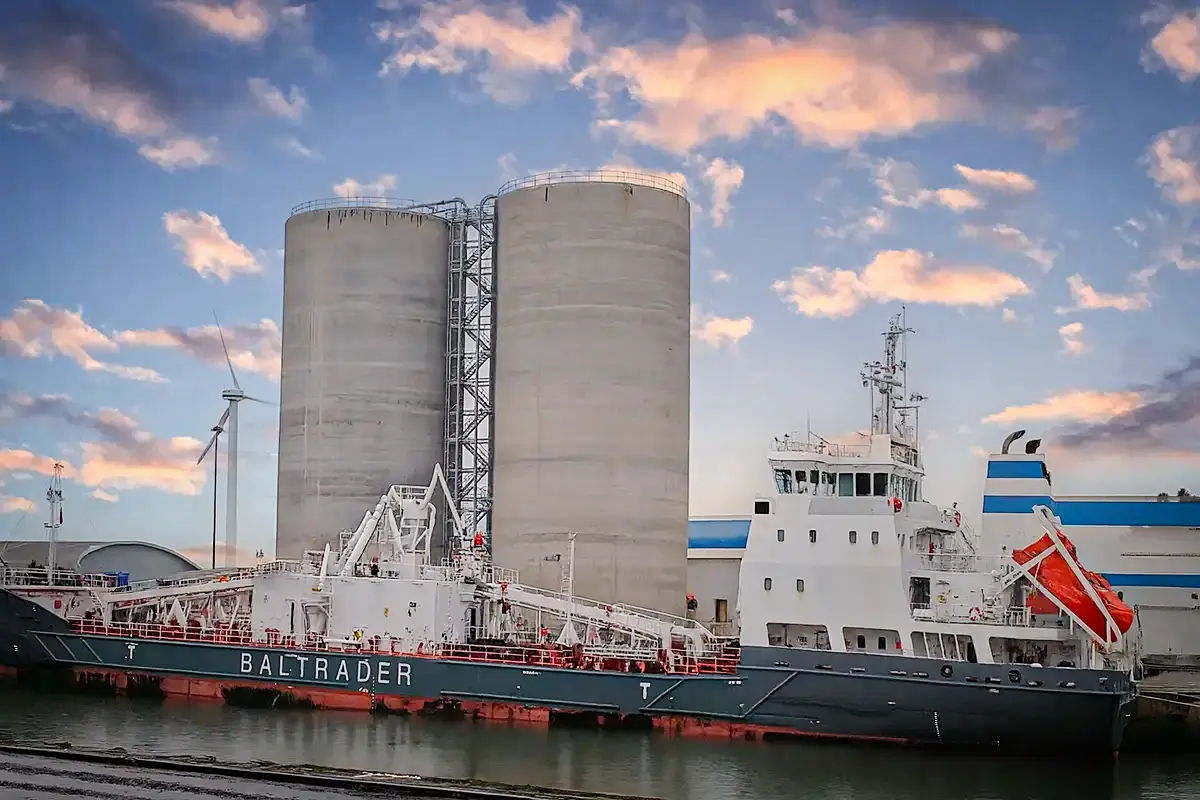 Bulk aggregate silo facility for large-scale distribution