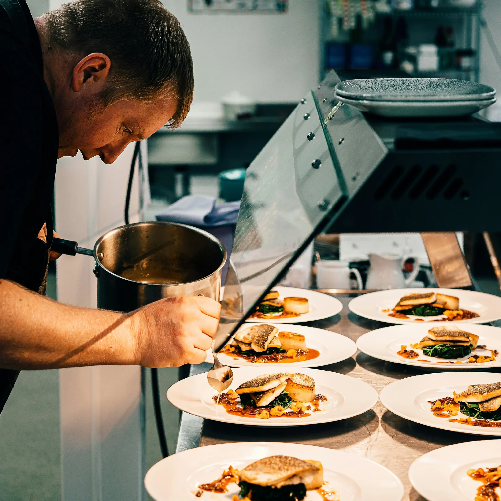 sitting dinner catering door swannery - een van de chefs in de keuken
