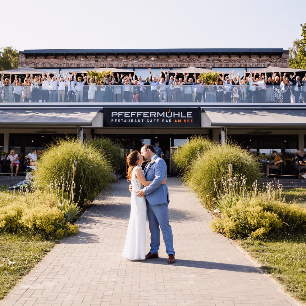 Restaurant Pfeffermühle am See Hochzeitspaar Trauung