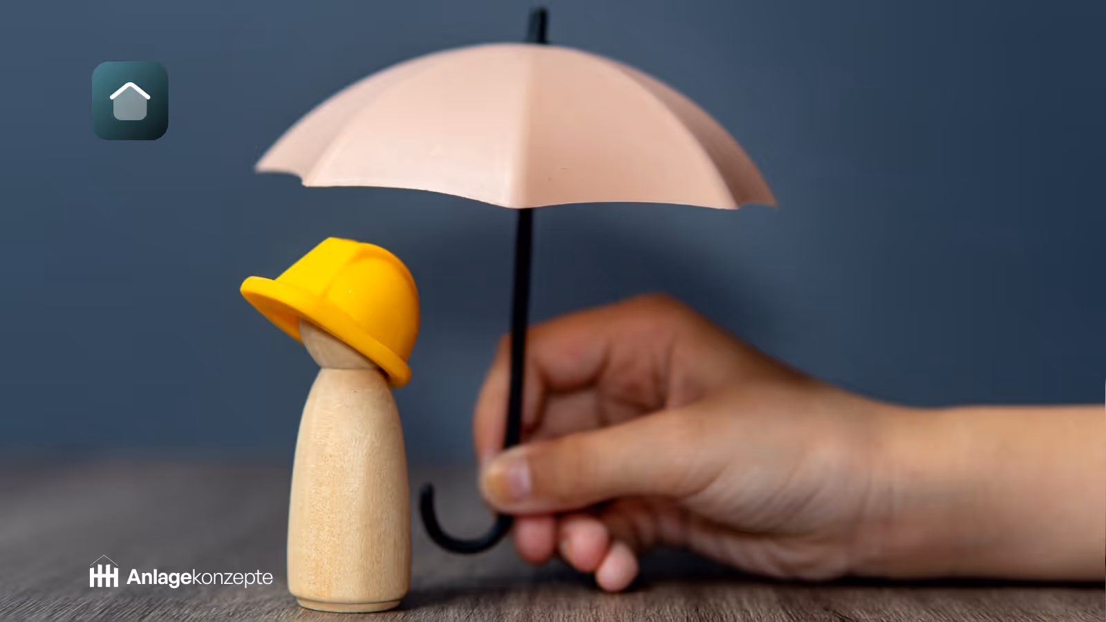 Symbolbild für Berufsunfähigkeitsversicherung: Hand hält schützenden Regenschirm über Holzfigur mit Bauhelm – Darstellung von finanzieller Absicherung bei Arbeitsunfähigkeit.