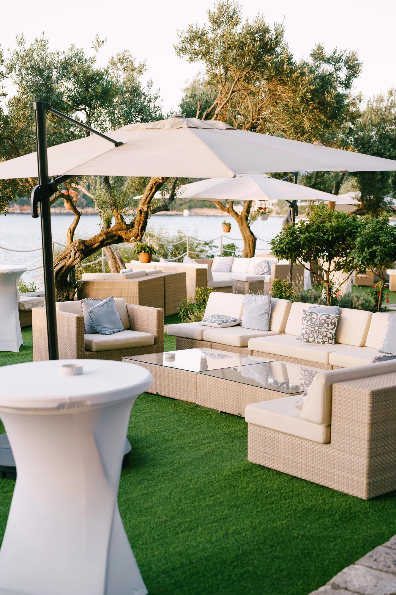 artificial-turf-installation-outdoor-patio-landscape