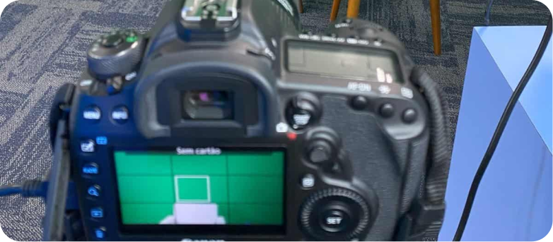 Câmera profissional sendo usada em estúdio ou produção audiovisual, com foco em captura de imagens de alta qualidade.