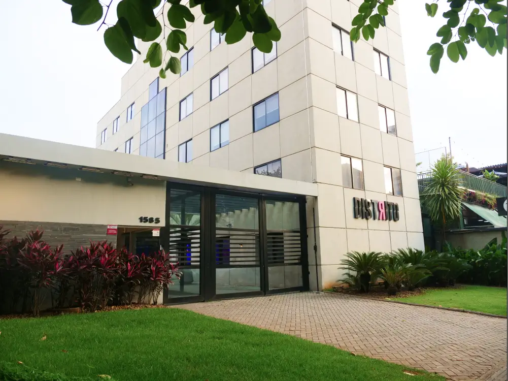 Texto 'Nova Parceria' acima dos logos das marcas Distrito e Lovable com fundo em degrade azul, rosa e preto.