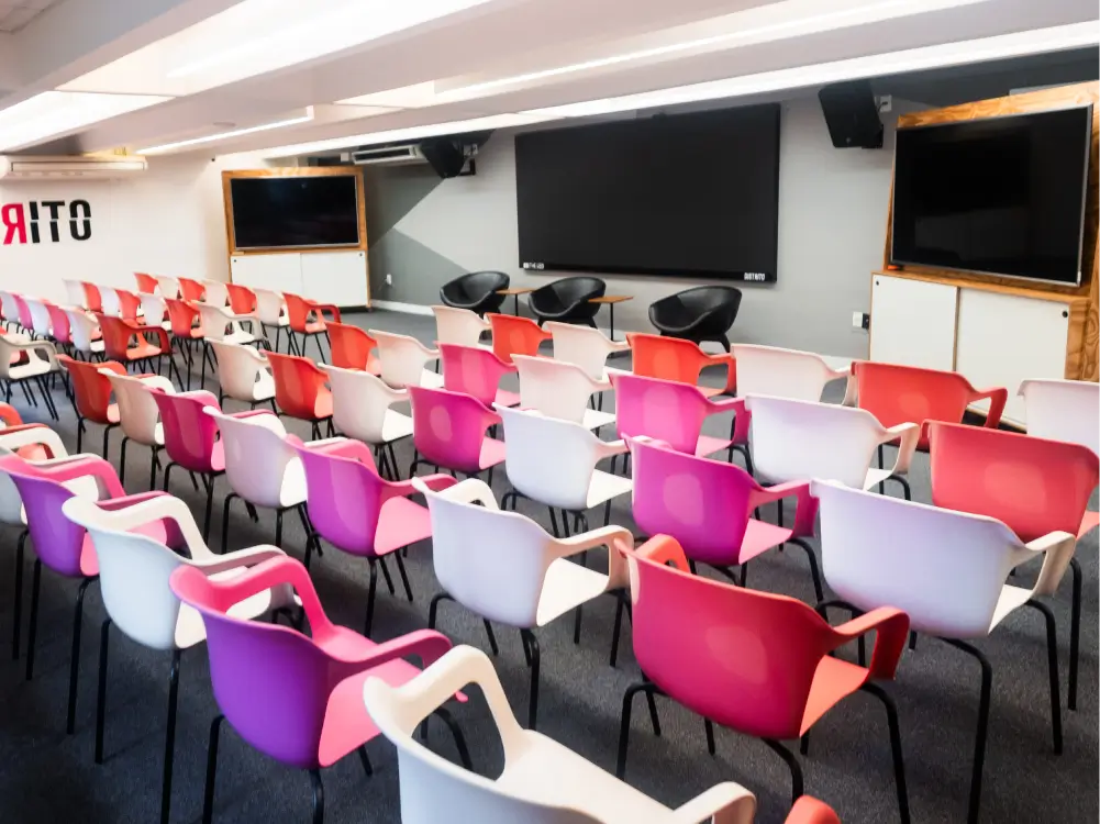 Texto 'Nova Parceria' acima dos logos das marcas Distrito e Lovable com fundo em degrade azul, rosa e preto.