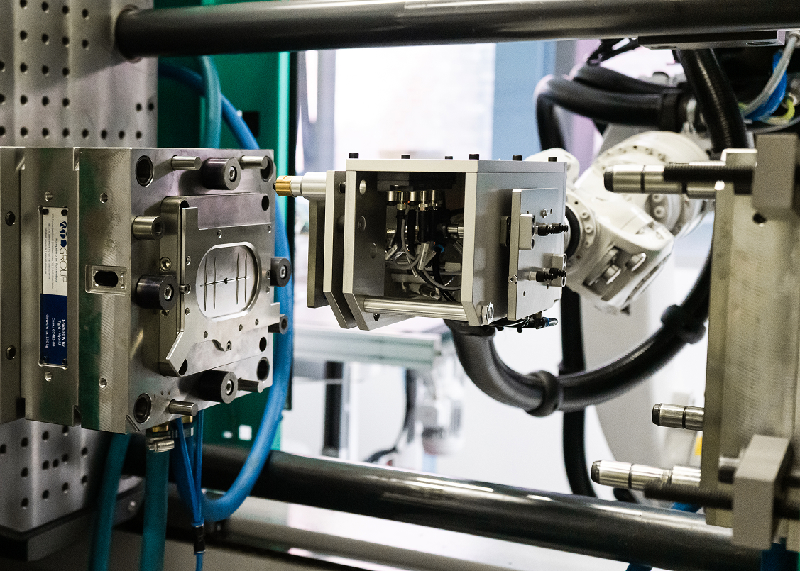 Spritzgießwerkzeug in einer Maschine im Technikum des Fachgebiets Kunststofftechnik