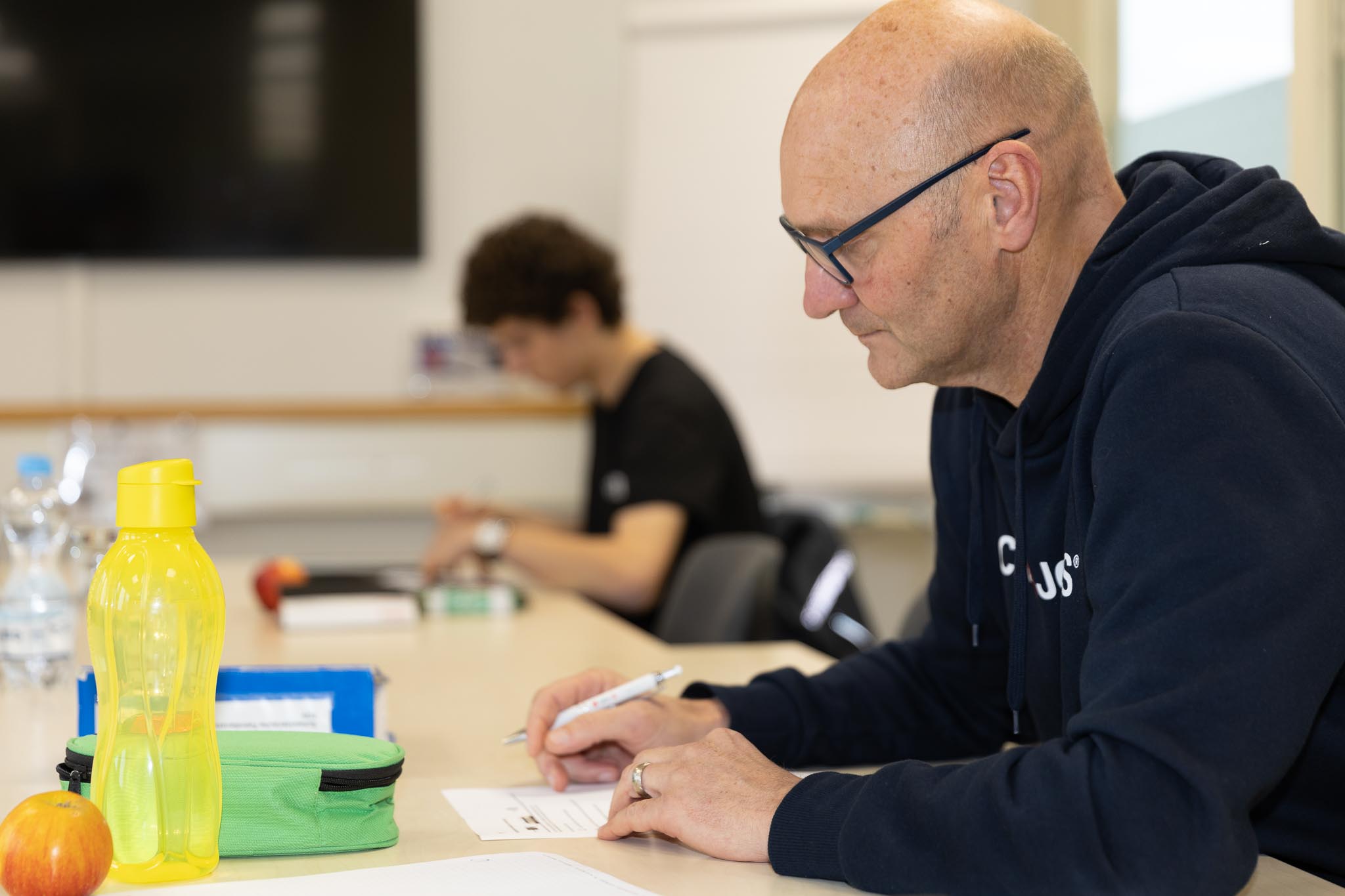 Mann absolviert konzentriert eine Prüfung.