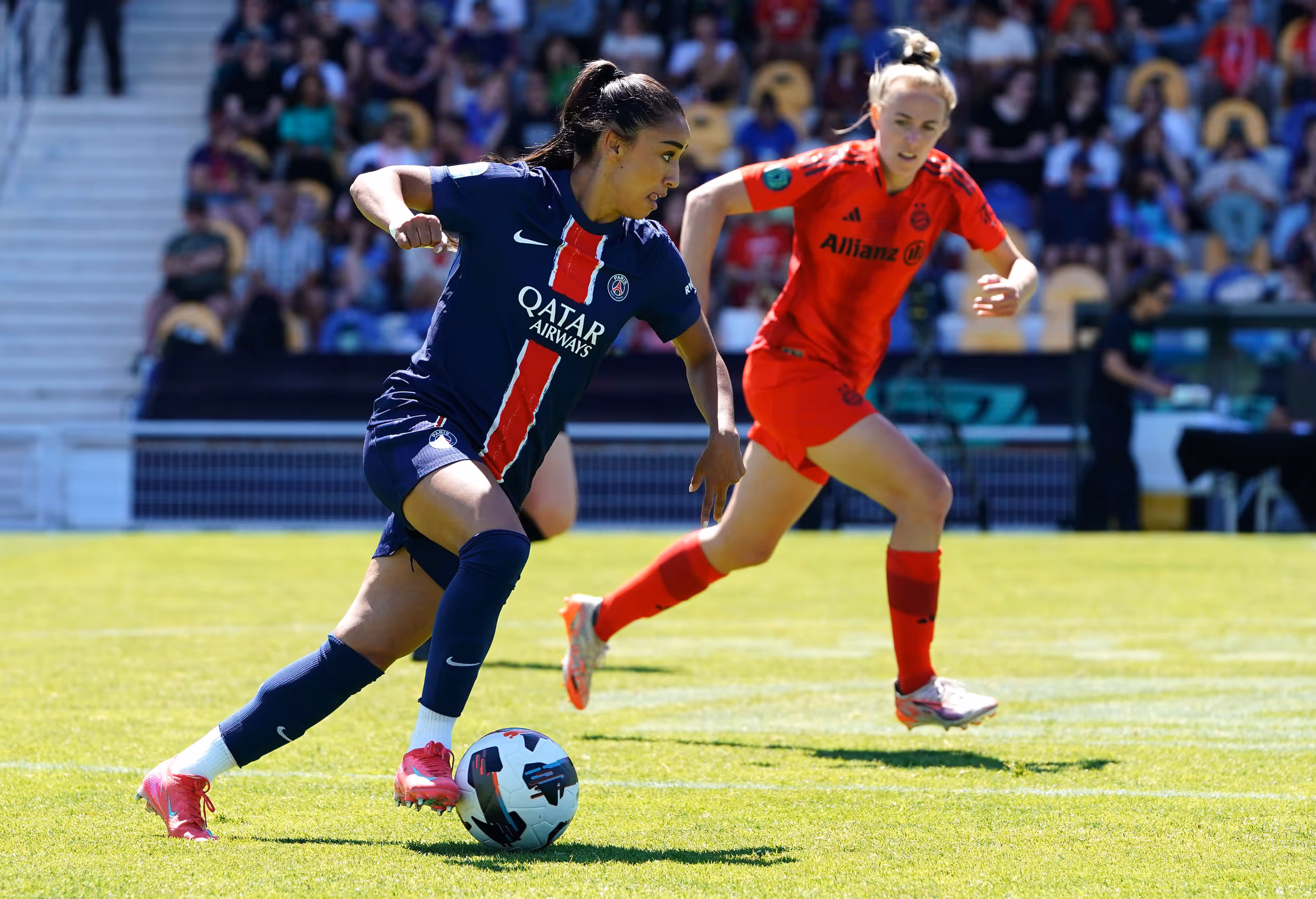 PSG player dribbling the ball up the pitch vs Bayern Munich