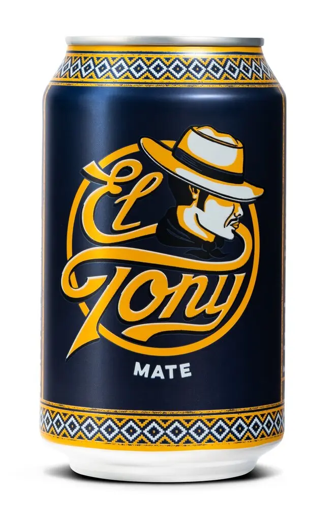 Eine Nahaufnahme einer blauen Dose mit dem Logo «El Tony Mate» vor einem einfarbig weissen Hintergrund.