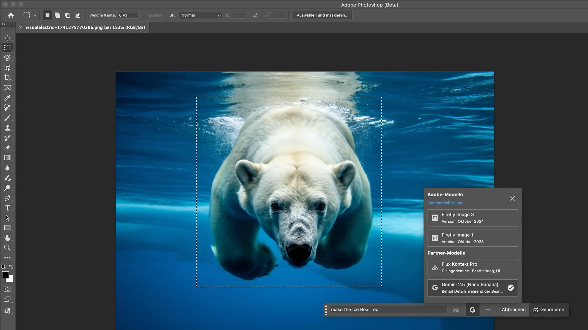 Screenshot von Adobe Photoshop, der die Benutzeroberfläche und ein Bild eines Eisbären zeigt, der unter Wasser schwimmt. Eine gestrichelte Linie markiert den Eisbären. Eine Eingabemaske am unteren Bildschirmrand ist ausgefüllt mit «make the Ice Bear red».