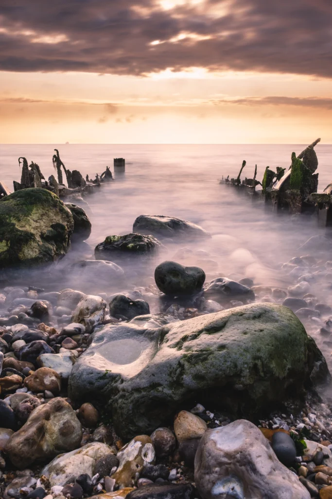 Une mer de galet, de brume et d'eau, classé 9ème au concours photo WinSPOT by Data Concept 2023-2024