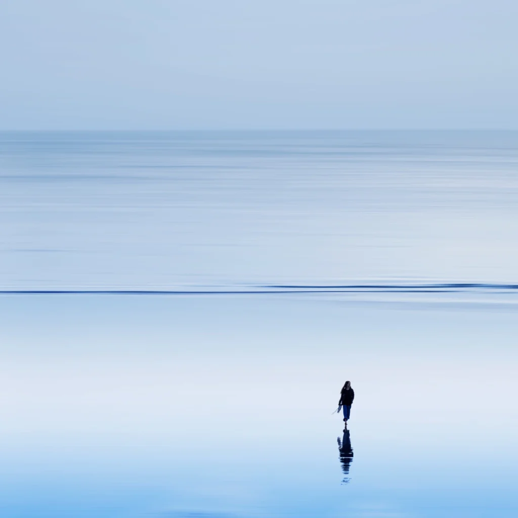 Une étendue bleu, une femme qui semble marché sur l'eau, classé 8ème au concours photo WinSPOT by Data Concept 2023-2024