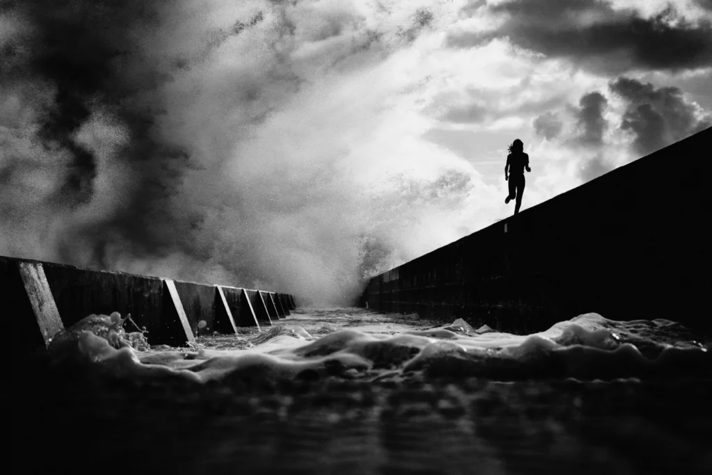Une femme qui court sur les bords du port, classé 2ème au concours photo WinSPOT by Data Concept 2023-2024