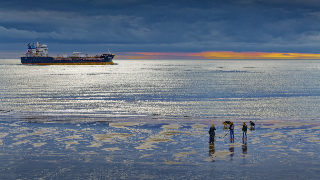 Une impression de marché sur de la glace, un porte conteneur dans la mer et les nuages à l'horizon, classé 11ème au concours photo WinSPOT by Data Concept 2023-2024