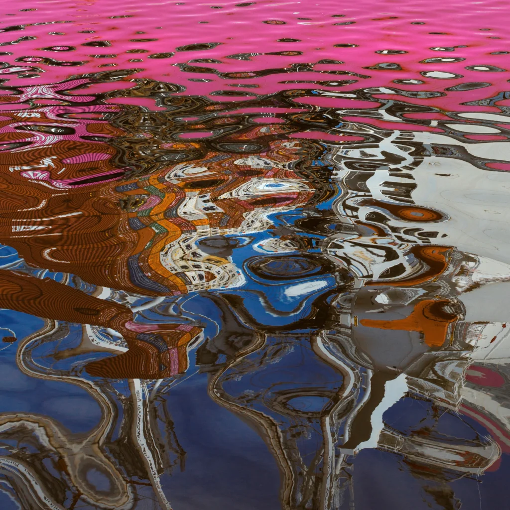 Les reflets d'un porte conteneur dans l'eau. De belle vague de rose et de bleu, classé 15ème au concours photo WinSPOT by Data Concept 2023-2024