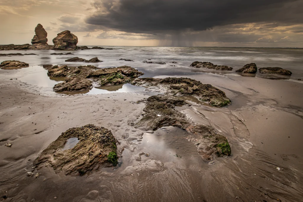 Une plage déserte, la mer au loin, un ciel nuageux, classé 12ème au concours photo WinSPOT by Data Concept 2023-2024