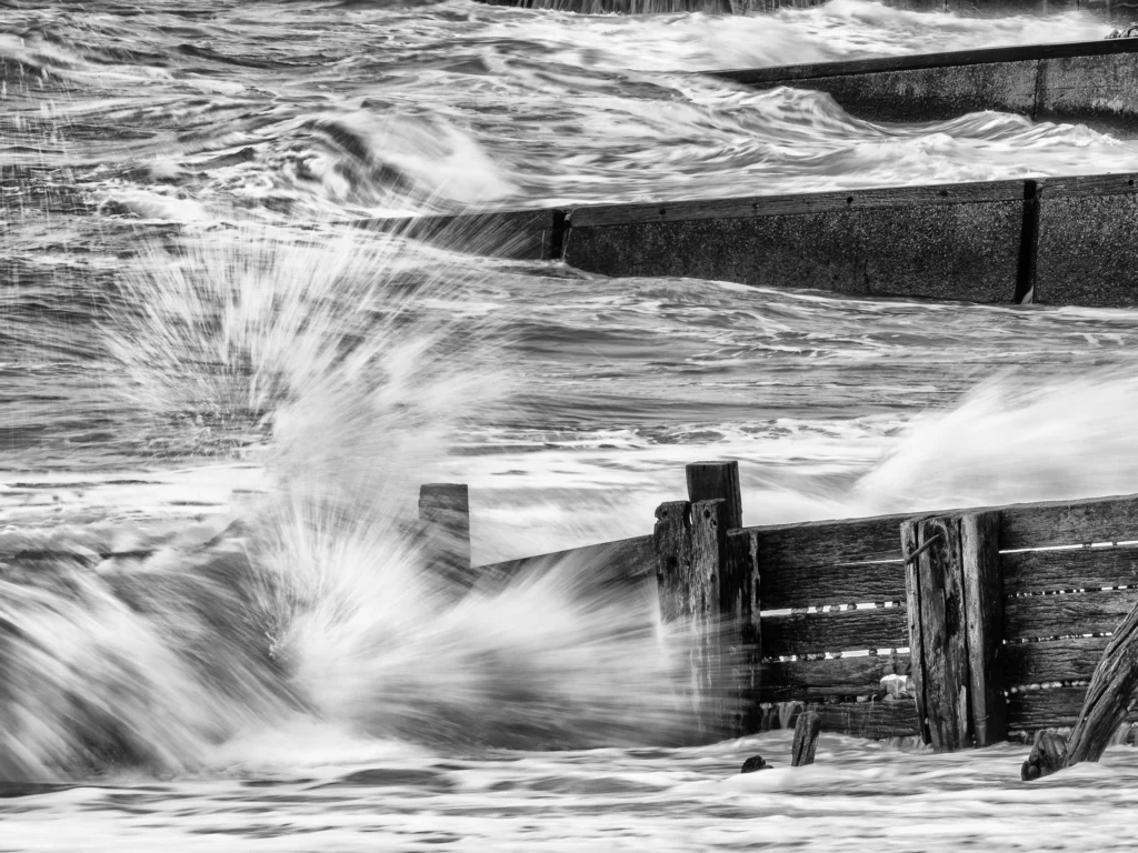 Les brises vagues éclaboussés par des vagues déferlantes, classé 14ème au concours photo WinSPOT by Data Concept 2023-2024