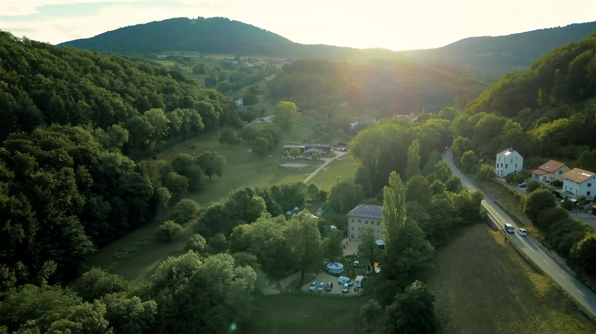 Rowan Hartsuiker with mongolian instruments